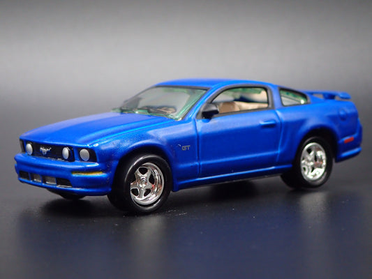2005-2009 FORD MUSTANG GT BLUE 1:64 SCALE COLLECTIBLE DIORAMA DIECAST MODEL CAR