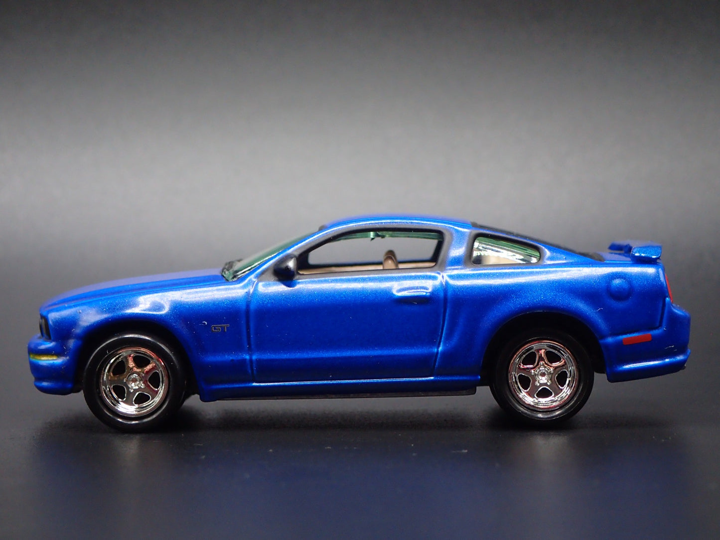 2005-2009 FORD MUSTANG GT BLUE 1:64 SCALE COLLECTIBLE DIORAMA DIECAST MODEL CAR
