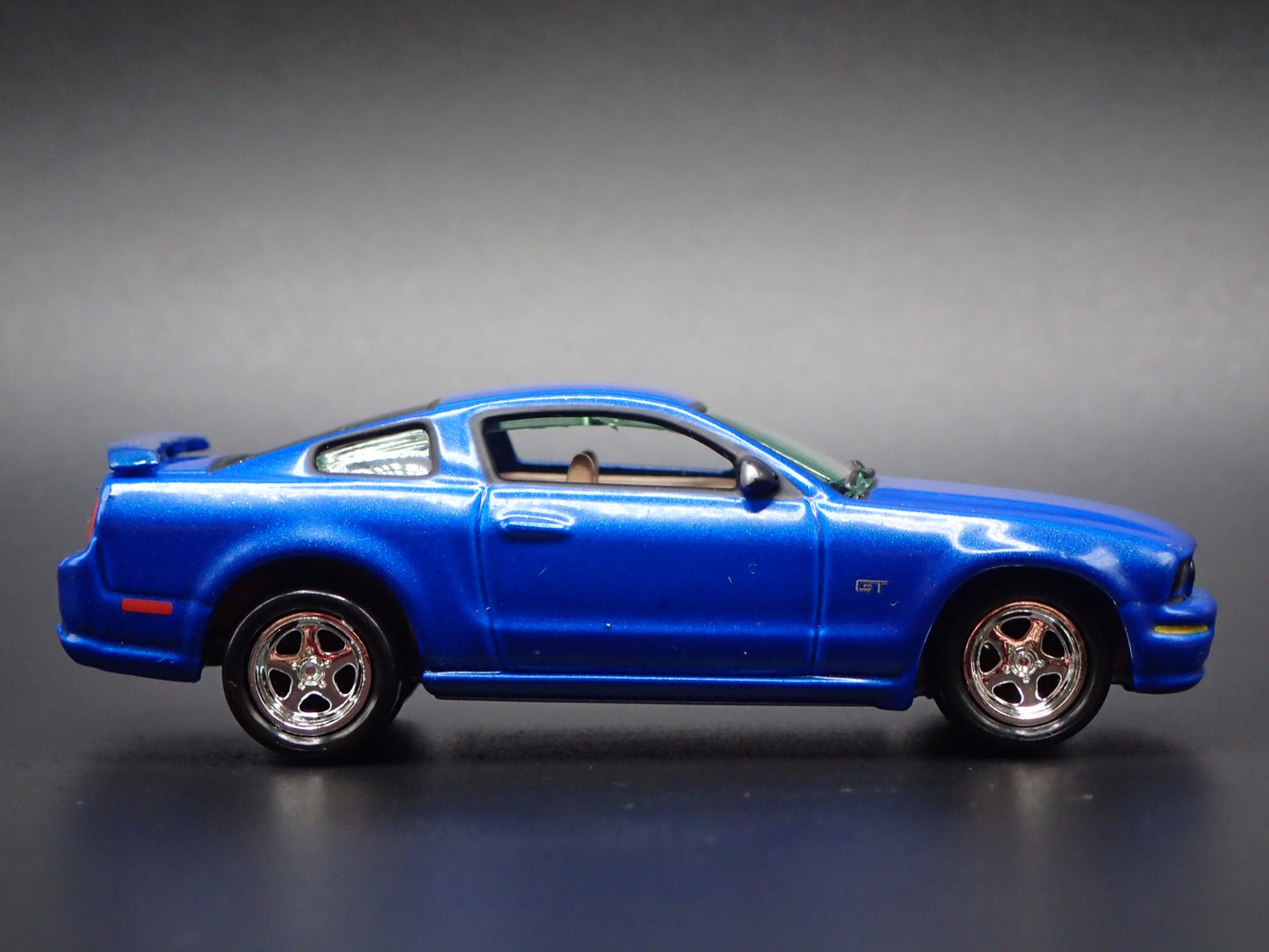 2005-2009 FORD MUSTANG GT BLUE 1:64 SCALE COLLECTIBLE DIORAMA DIECAST MODEL CAR