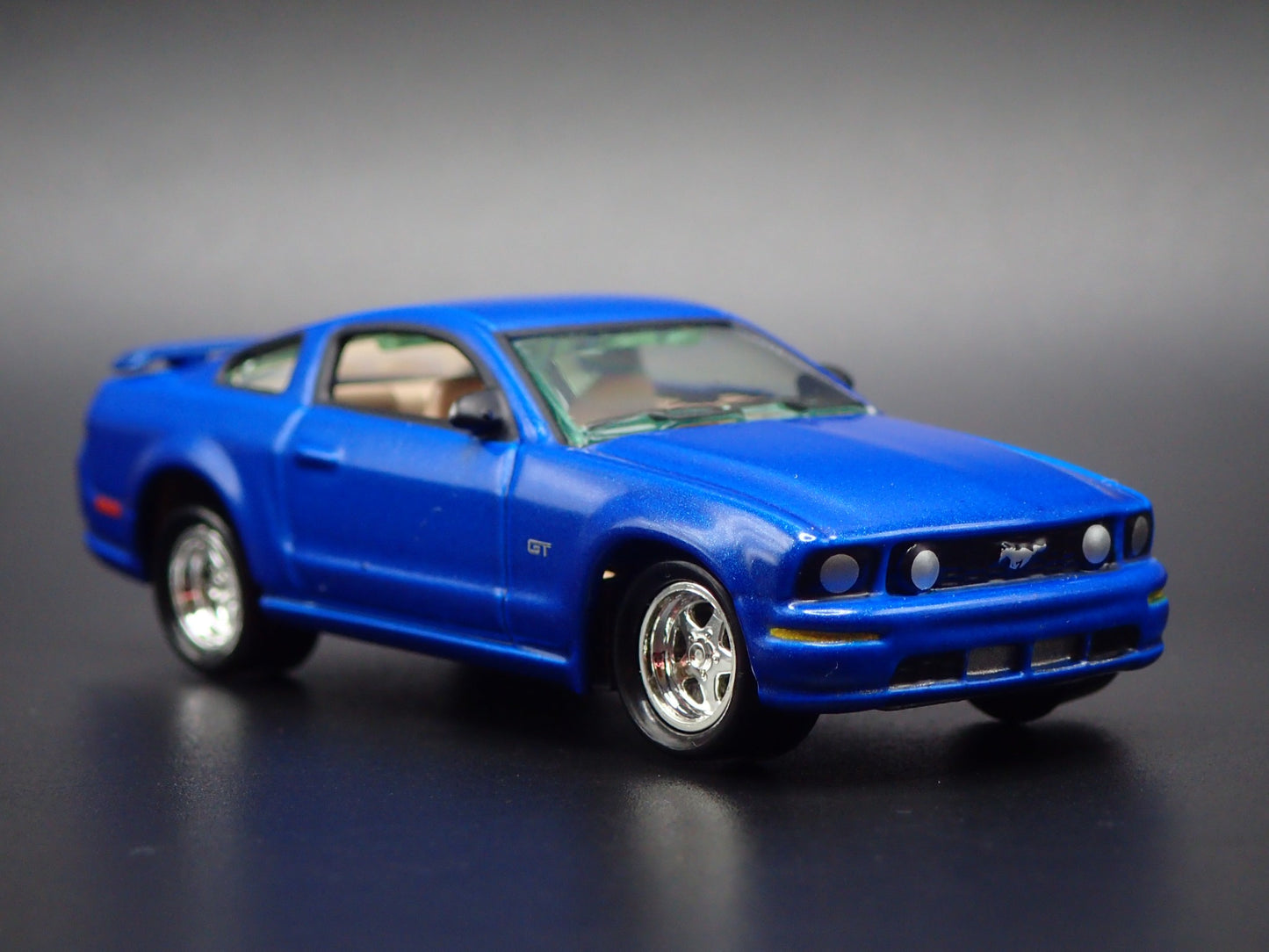 2005-2009 FORD MUSTANG GT BLUE 1:64 SCALE COLLECTIBLE DIORAMA DIECAST MODEL CAR