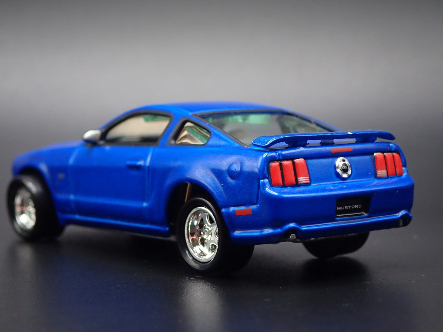 2005-2009 FORD MUSTANG GT BLUE 1:64 SCALE COLLECTIBLE DIORAMA DIECAST MODEL CAR