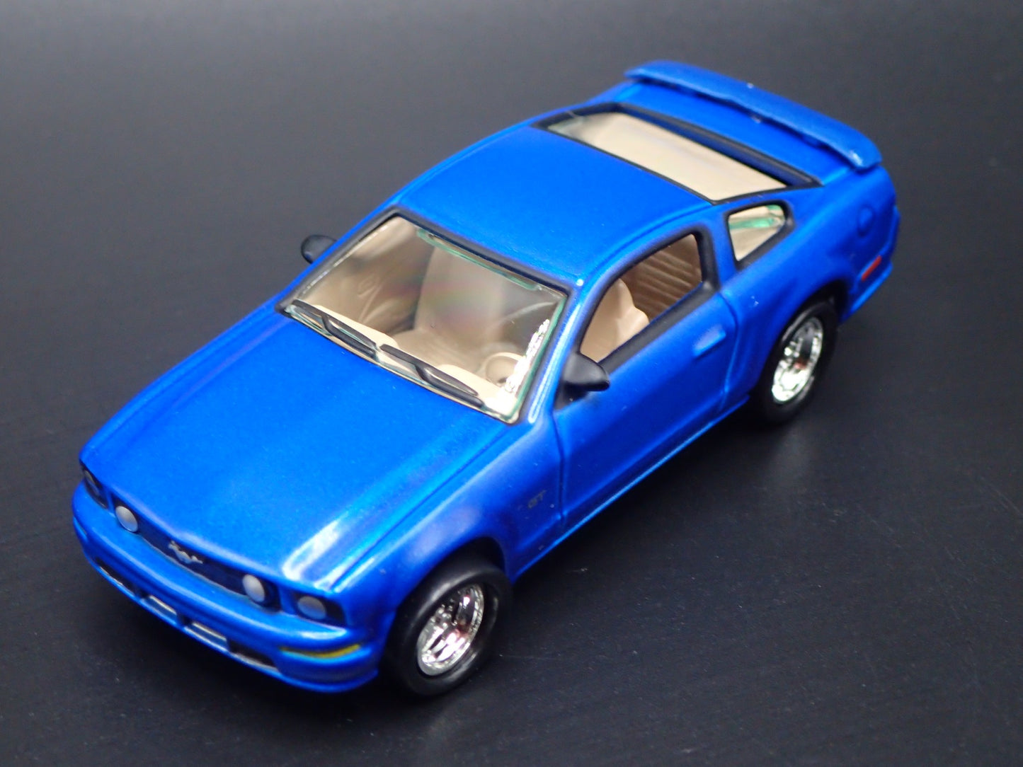 2005-2009 FORD MUSTANG GT BLUE 1:64 SCALE COLLECTIBLE DIORAMA DIECAST MODEL CAR
