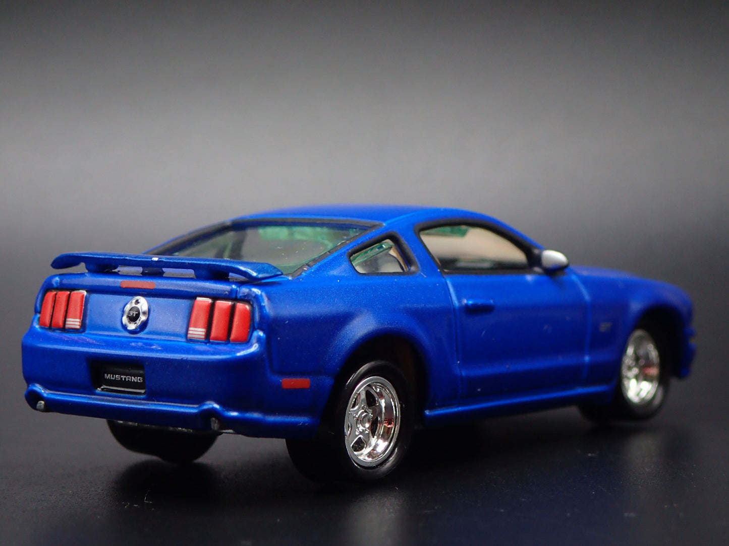2005-2009 FORD MUSTANG GT BLUE 1:64 SCALE COLLECTIBLE DIORAMA DIECAST MODEL CAR