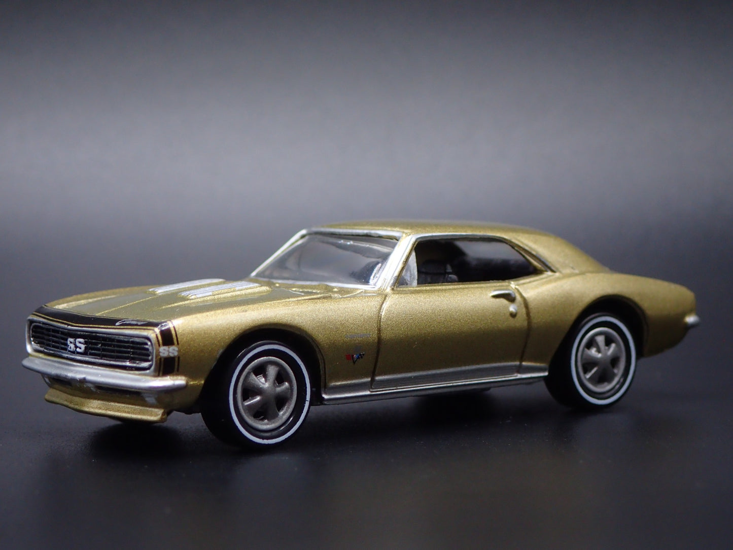 1967 67 CHEVY CHEVROLET CAMARO SS GOLD RARE 1:64 SCALE DIORAMA DIECAST MODEL CAR