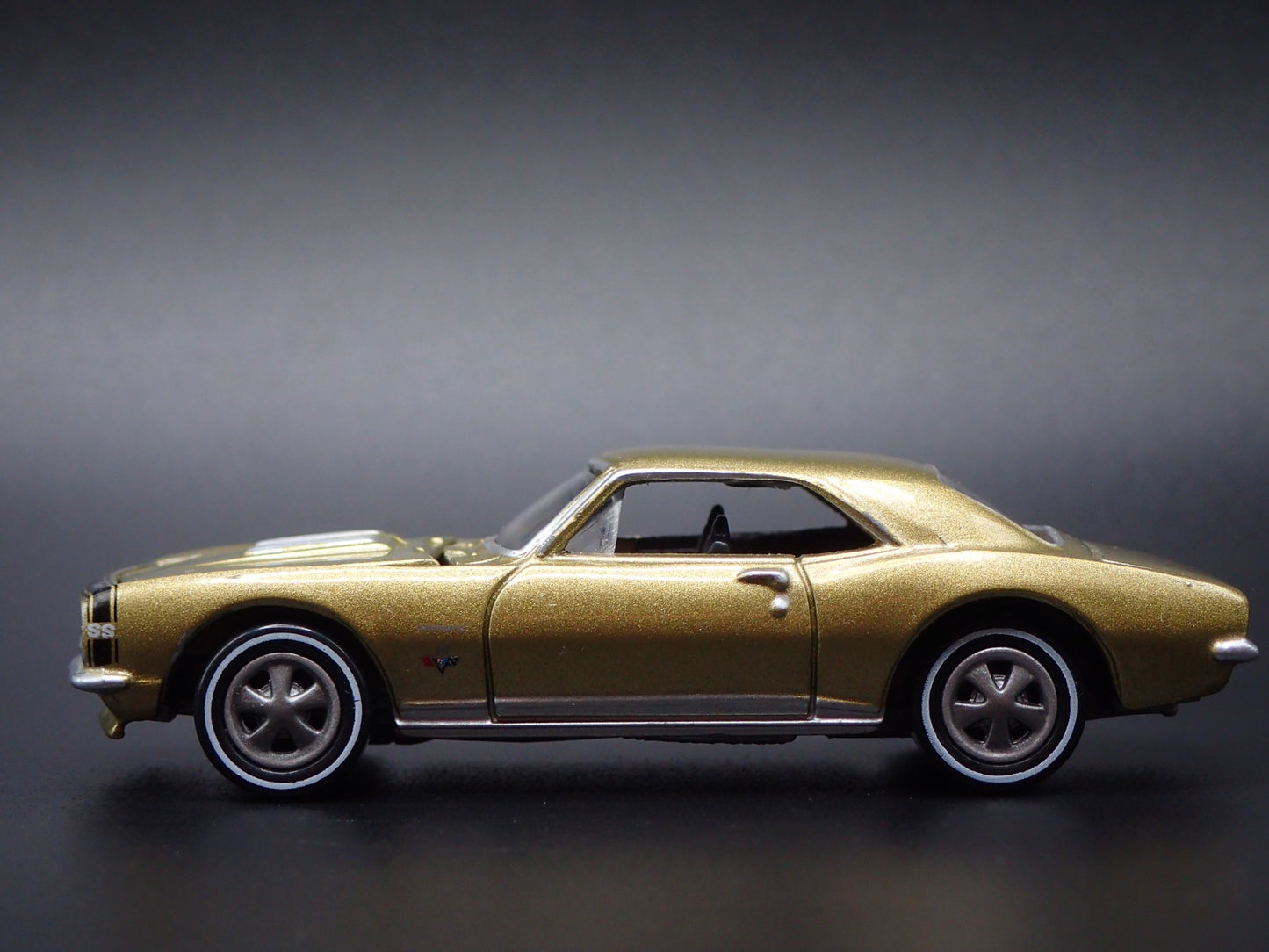 1967 67 CHEVY CHEVROLET CAMARO SS GOLD RARE 1:64 SCALE DIORAMA DIECAST MODEL CAR