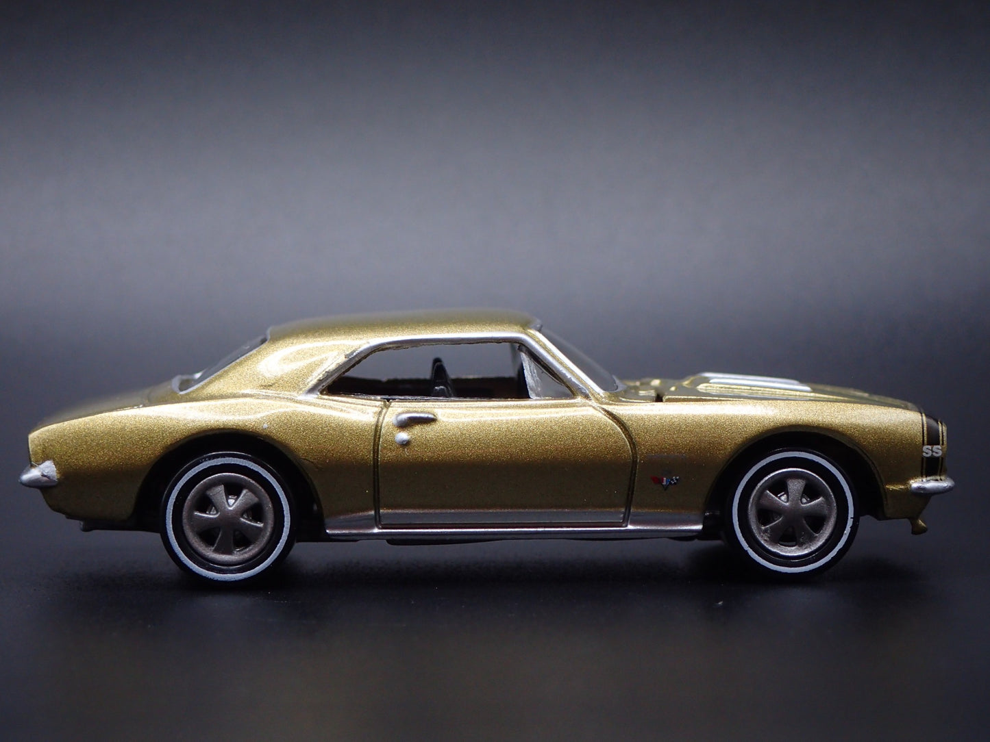 1967 67 CHEVY CHEVROLET CAMARO SS GOLD RARE 1:64 SCALE DIORAMA DIECAST MODEL CAR