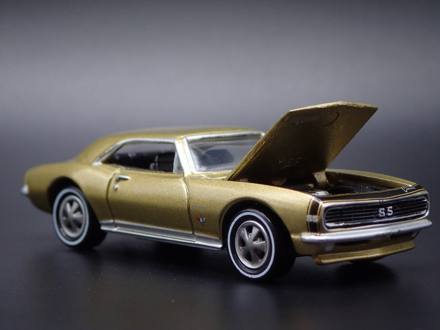 1967 67 CHEVY CHEVROLET CAMARO SS GOLD RARE 1:64 SCALE DIORAMA DIECAST MODEL CAR