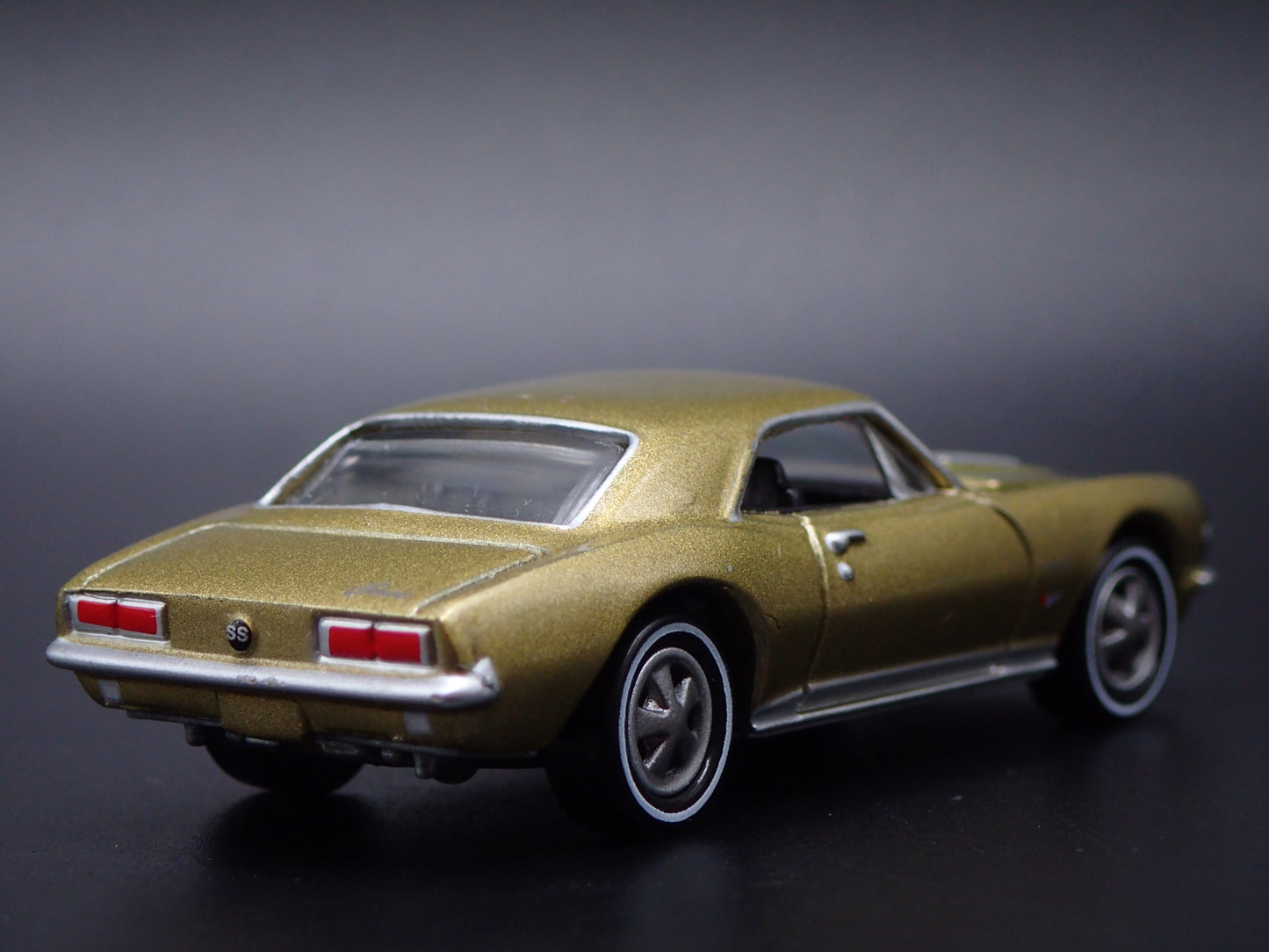 1967 67 CHEVY CHEVROLET CAMARO SS GOLD RARE 1:64 SCALE DIORAMA DIECAST MODEL CAR
