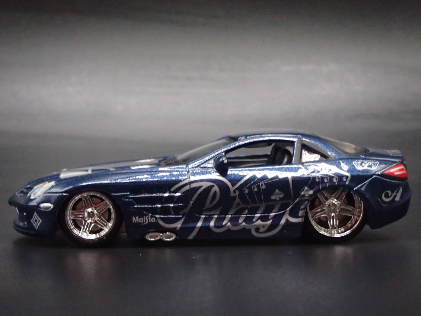 2003-2010 MERCEDES-BENZ SLR MCLAREN RARE 1:64 SCALE DIORAMA DIECAST MODEL CAR
