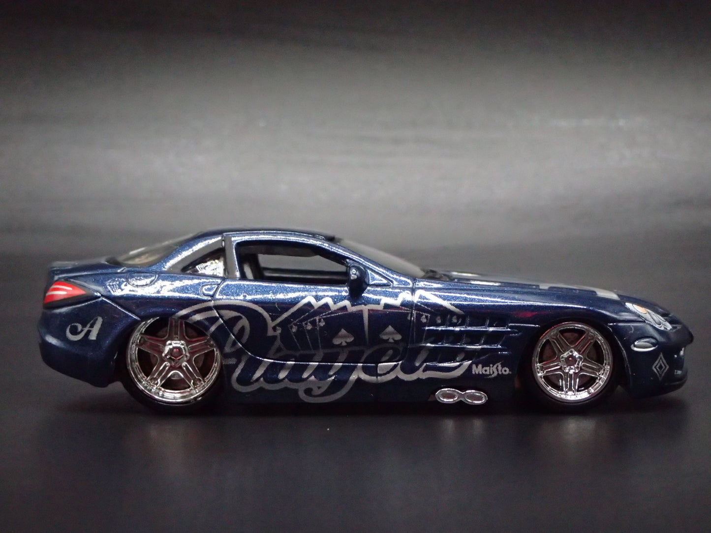 2003-2010 MERCEDES-BENZ SLR MCLAREN RARE 1:64 SCALE DIORAMA DIECAST MODEL CAR