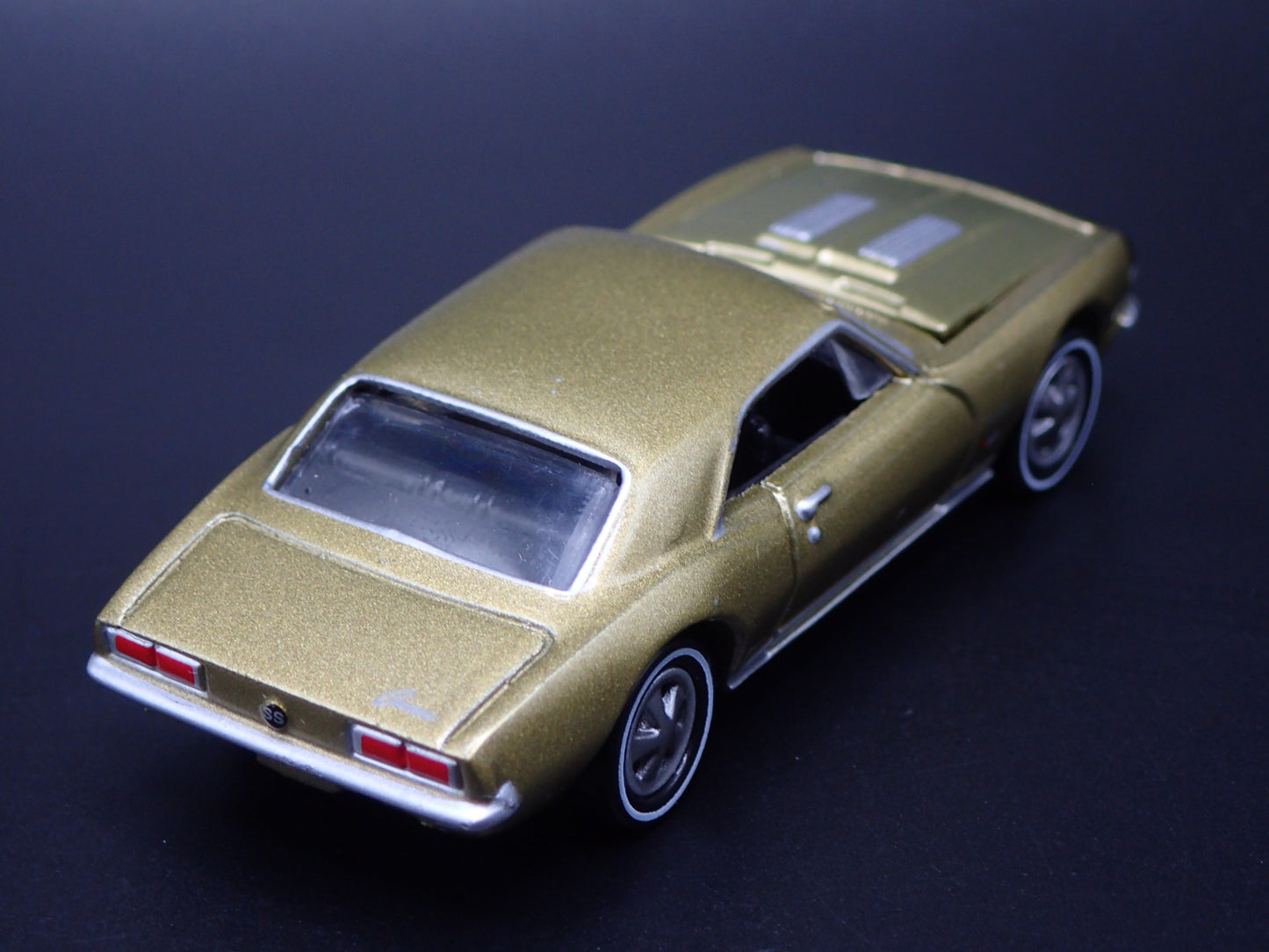 1967 67 CHEVY CHEVROLET CAMARO SS GOLD RARE 1:64 SCALE DIORAMA DIECAST MODEL CAR