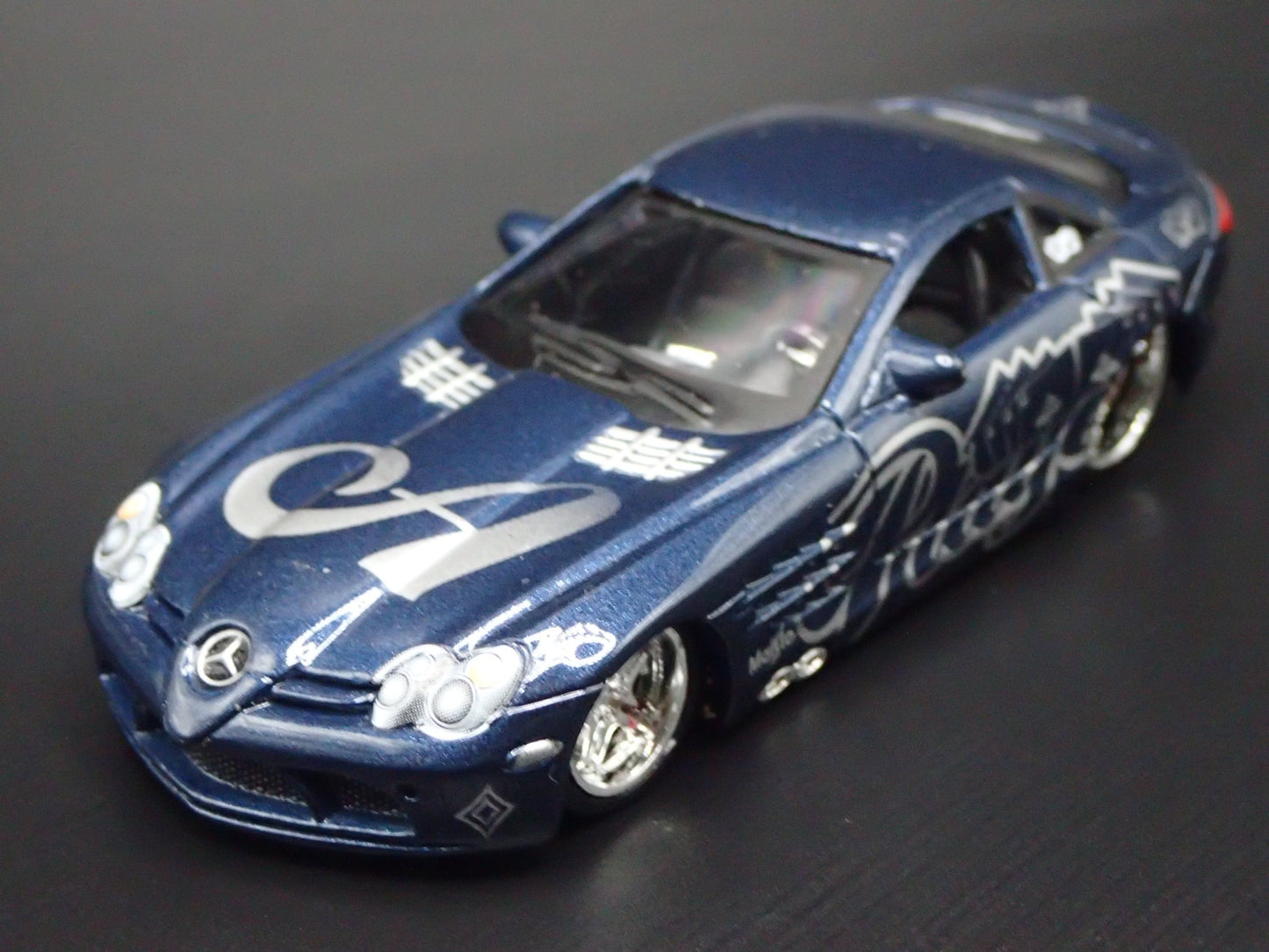 2003-2010 MERCEDES-BENZ SLR MCLAREN RARE 1:64 SCALE DIORAMA DIECAST MODEL CAR