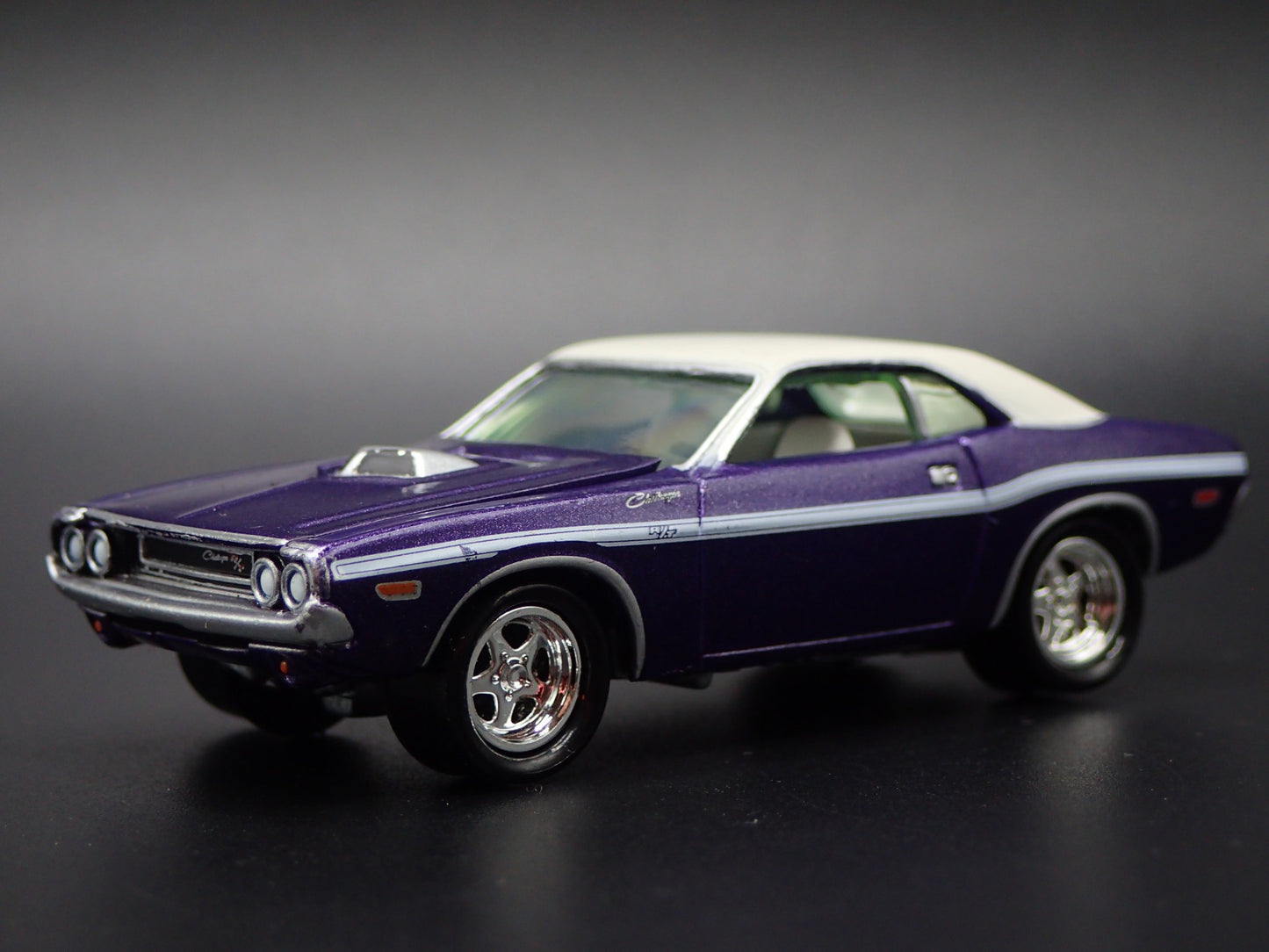 1970 70 DODGE CHALLENGER R/T PURPLE 1:64 SCALE COLLECTIBLE DIECAST MODEL CAR