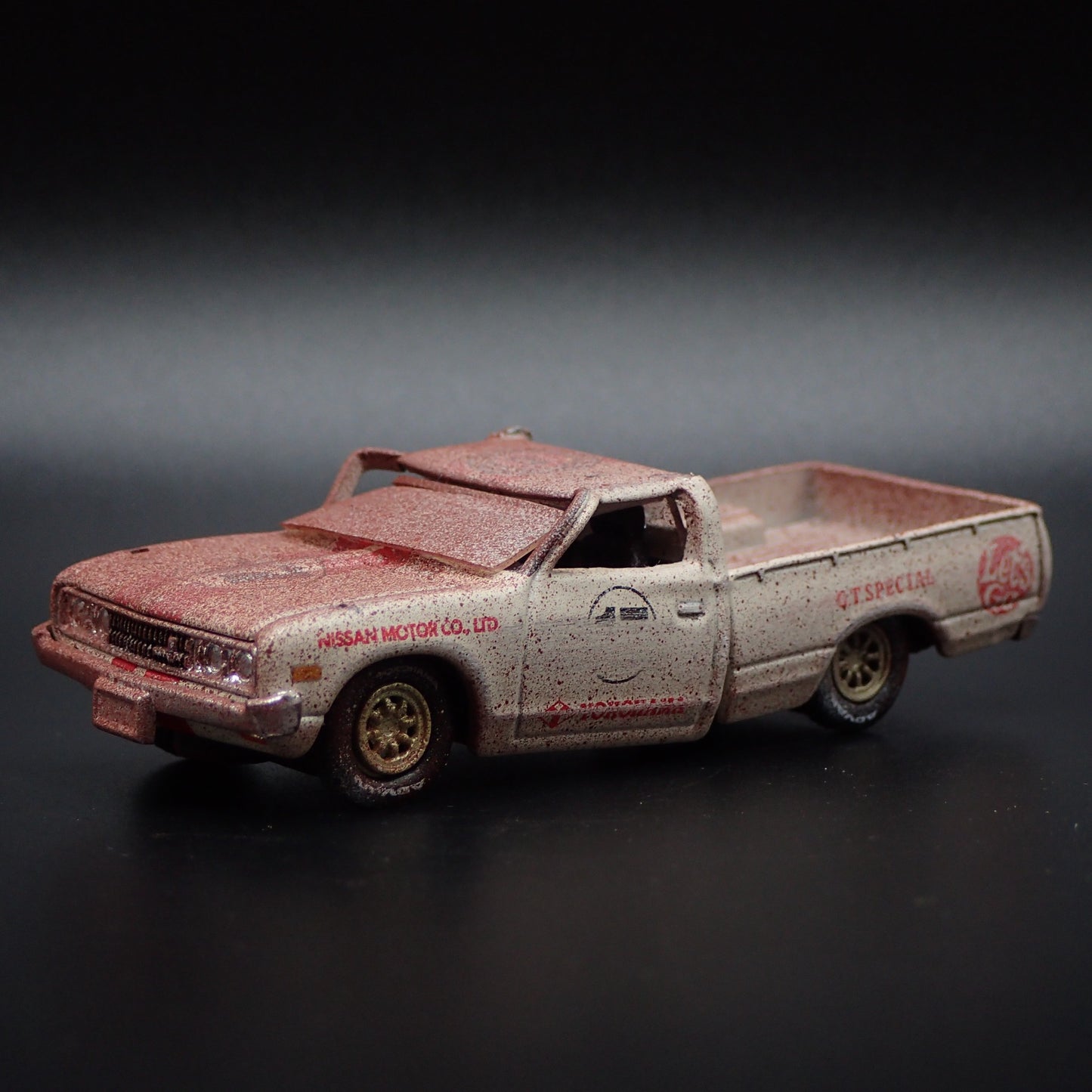 1974 74 DATSUN PICKUP TRUCK YOKOHAMA JUNKYARD BARN 1:64 SCALE DIECAST MODEL CAR
