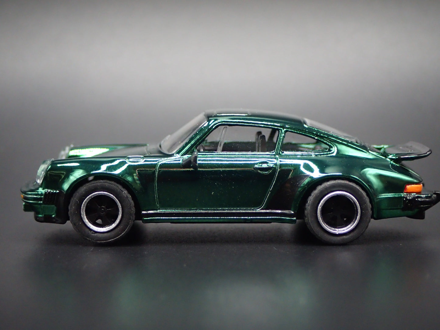 1978-1983 PORSCHE 911 930 TURBO GREEN 1:64 SCALE DIORAMA DIECAST MODEL CAR