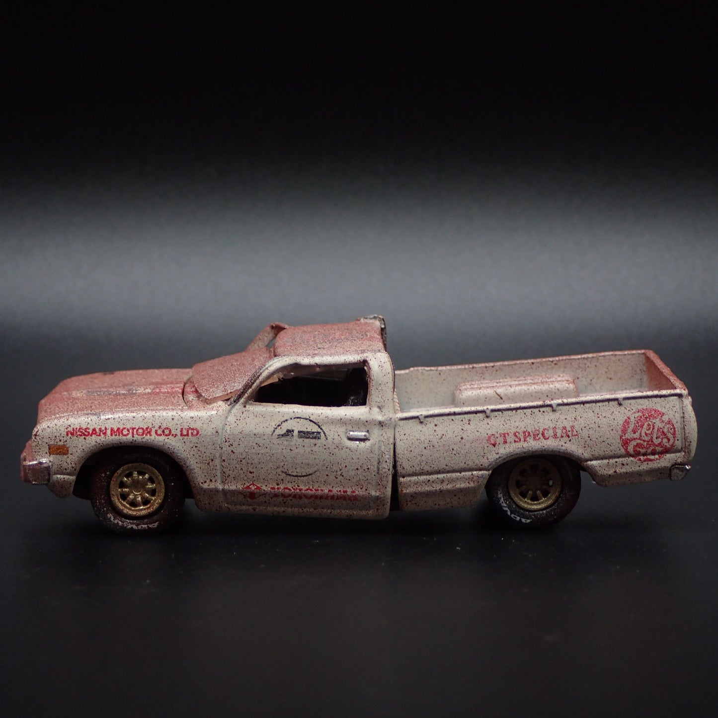 1974 74 DATSUN PICKUP TRUCK YOKOHAMA JUNKYARD BARN 1:64 SCALE DIECAST MODEL CAR