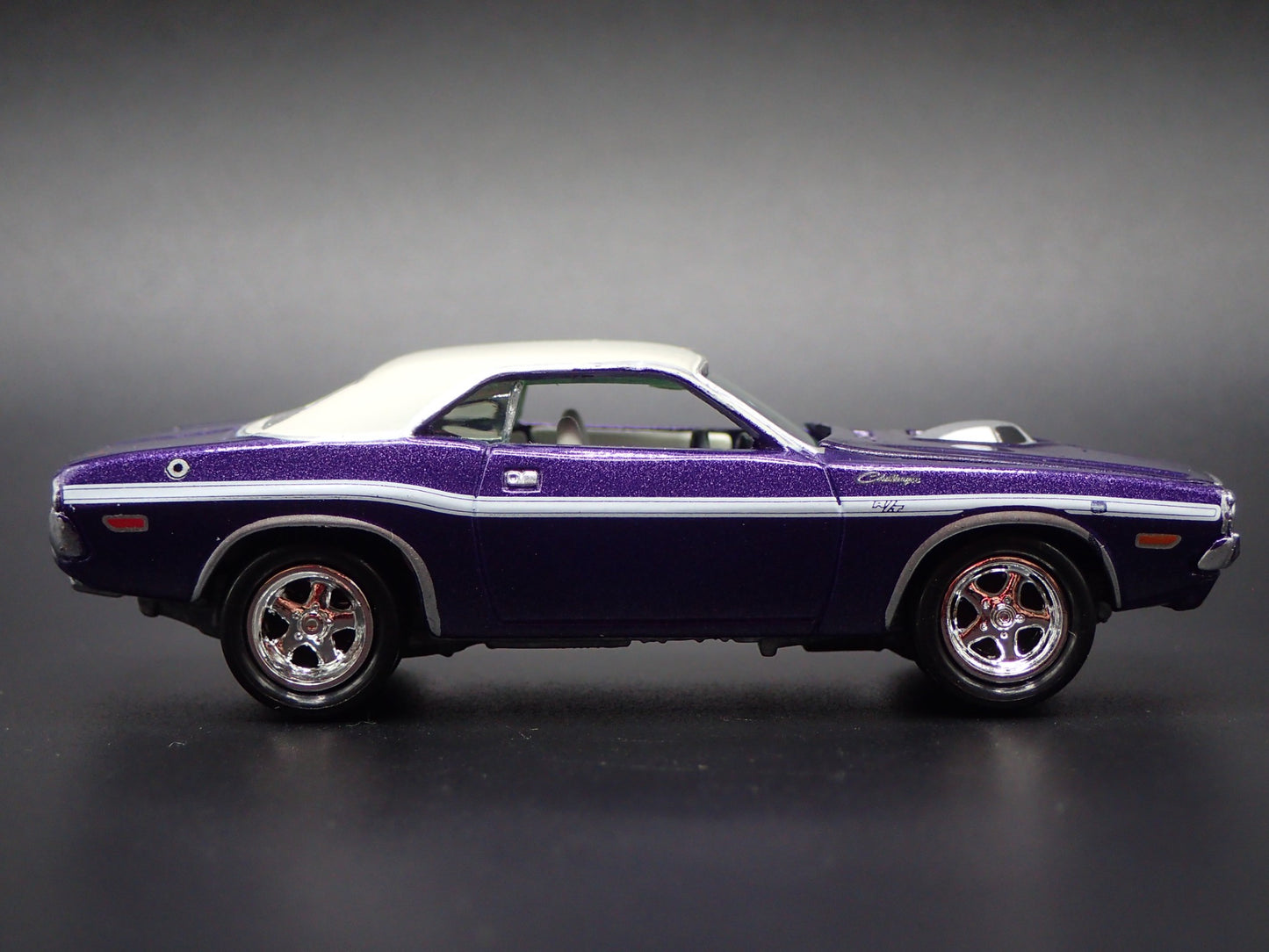 1970 70 DODGE CHALLENGER R/T PURPLE 1:64 SCALE COLLECTIBLE DIECAST MODEL CAR