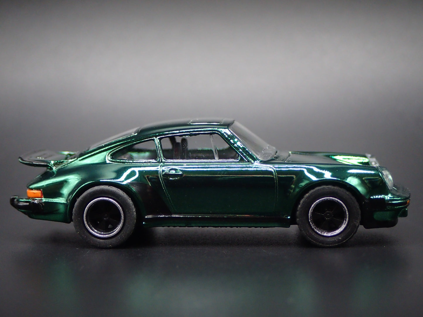 1978-1983 PORSCHE 911 930 TURBO GREEN 1:64 SCALE DIORAMA DIECAST MODEL CAR