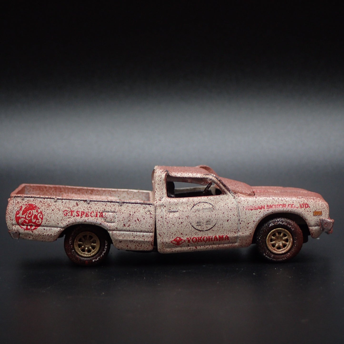 1974 74 DATSUN PICKUP TRUCK YOKOHAMA JUNKYARD BARN 1:64 SCALE DIECAST MODEL CAR