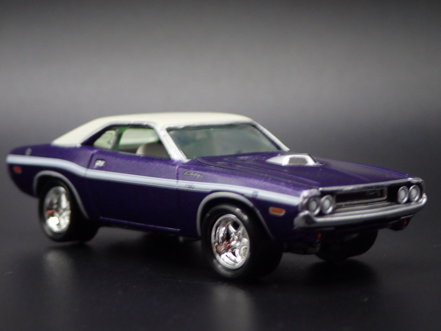 1970 70 DODGE CHALLENGER R/T PURPLE 1:64 SCALE COLLECTIBLE DIECAST MODEL CAR