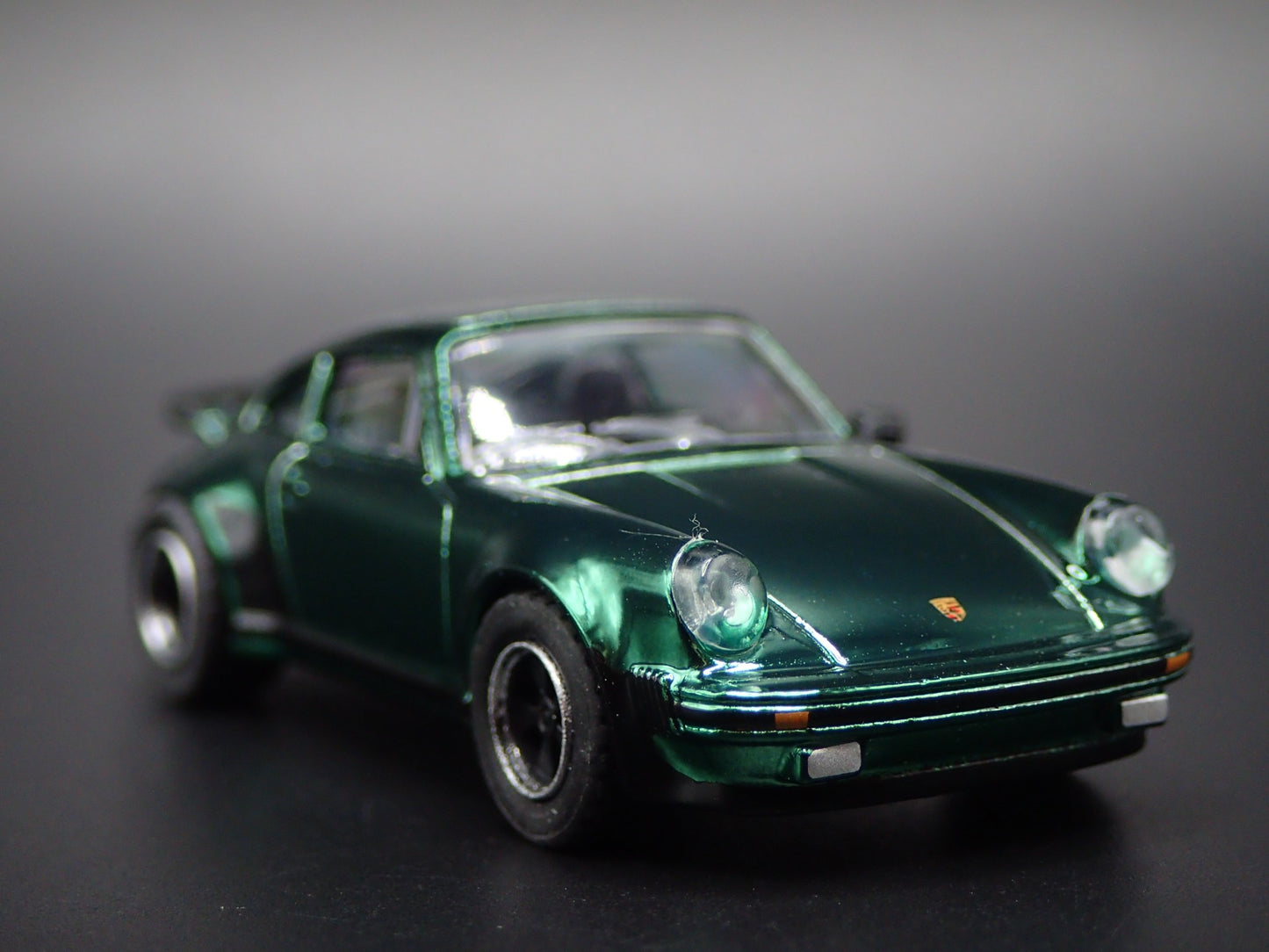 1978-1983 PORSCHE 911 930 TURBO GREEN 1:64 SCALE DIORAMA DIECAST MODEL CAR