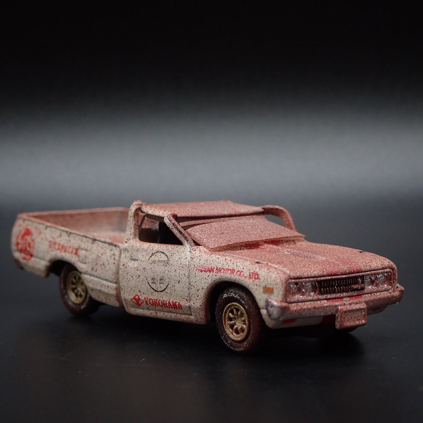 1974 74 DATSUN PICKUP TRUCK YOKOHAMA JUNKYARD BARN 1:64 SCALE DIECAST MODEL CAR