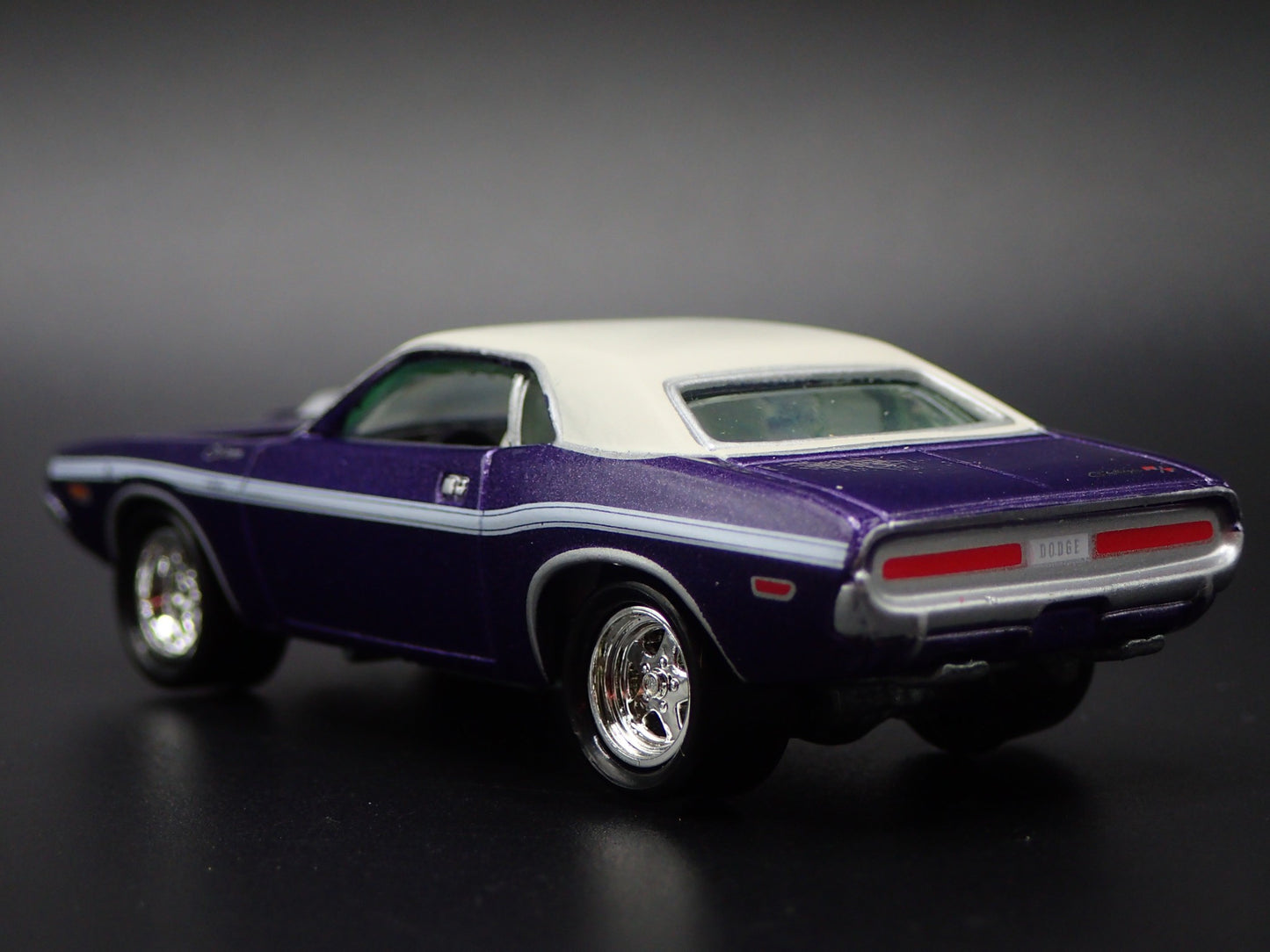 1970 70 DODGE CHALLENGER R/T PURPLE 1:64 SCALE COLLECTIBLE DIECAST MODEL CAR