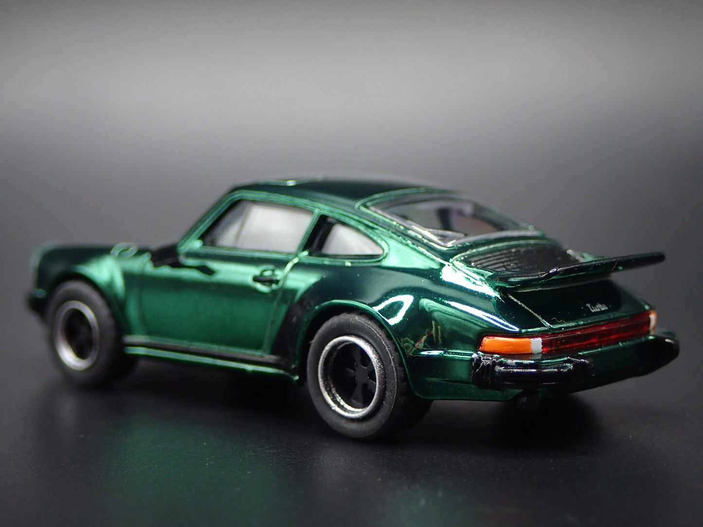 1978-1983 PORSCHE 911 930 TURBO GREEN 1:64 SCALE DIORAMA DIECAST MODEL CAR