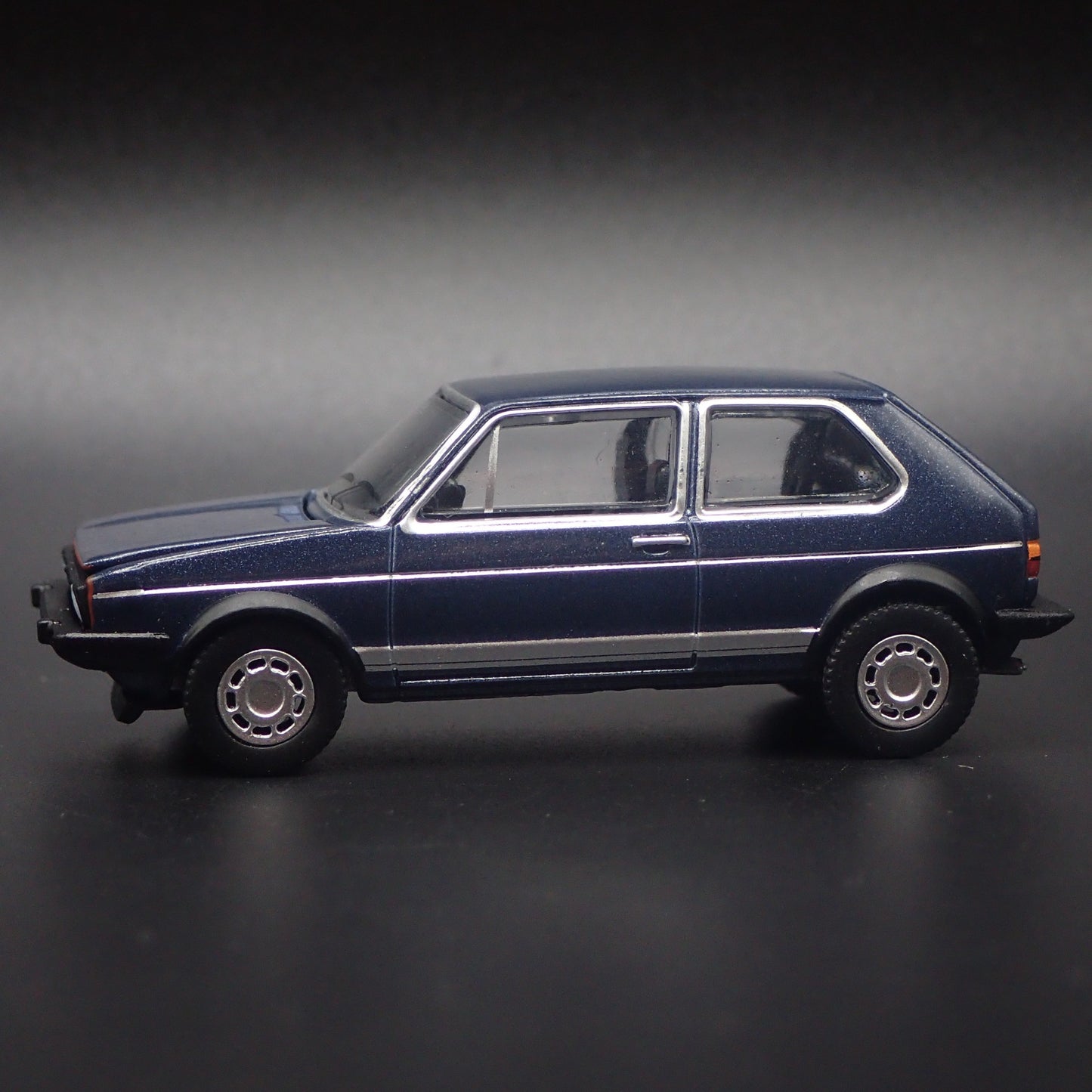 1983 83 VW VOLKSWAGEN GOLF GTI MK1 BLUE 1:64 SCALE DIORAMA DIECAST MODEL CAR