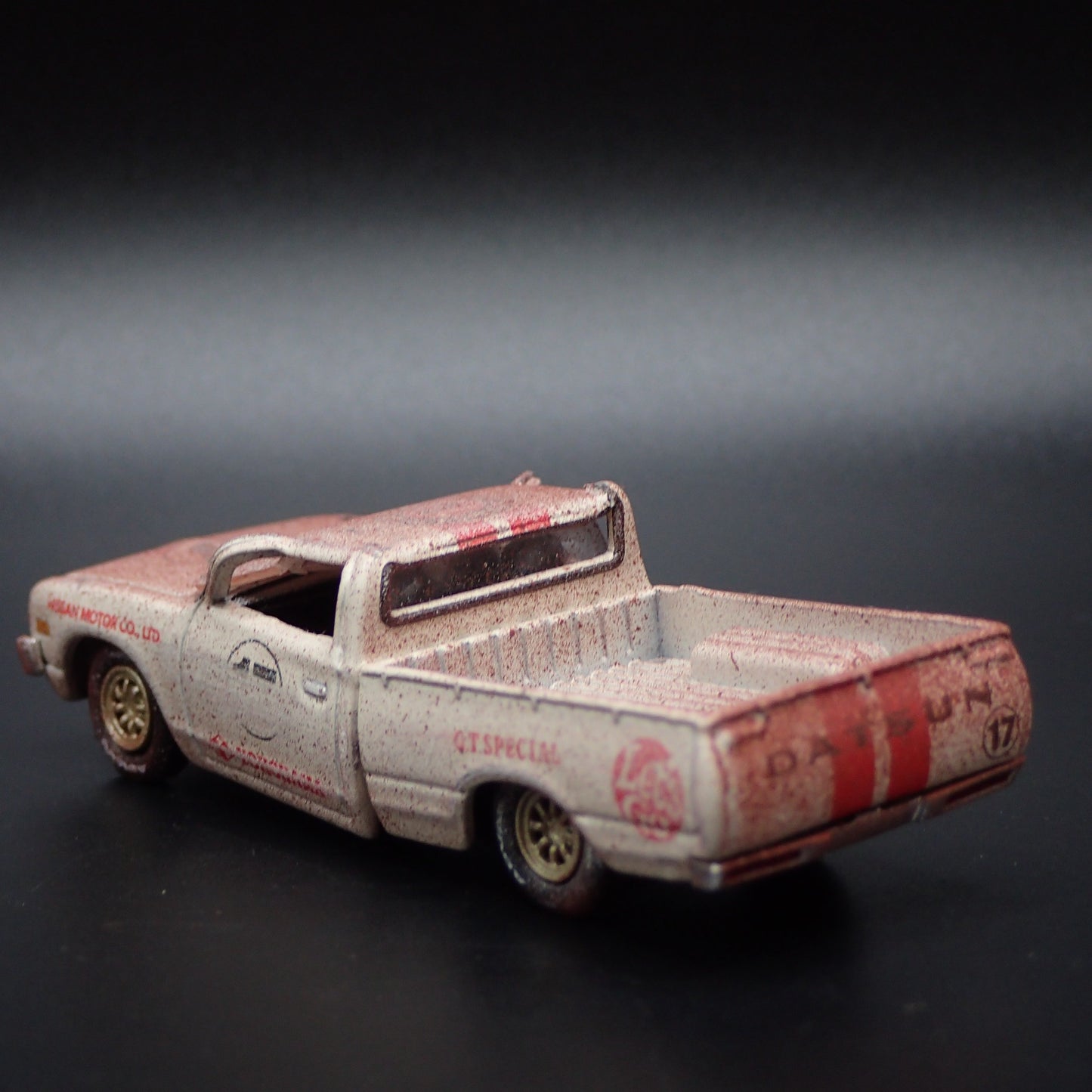 1974 74 DATSUN PICKUP TRUCK YOKOHAMA JUNKYARD BARN 1:64 SCALE DIECAST MODEL CAR