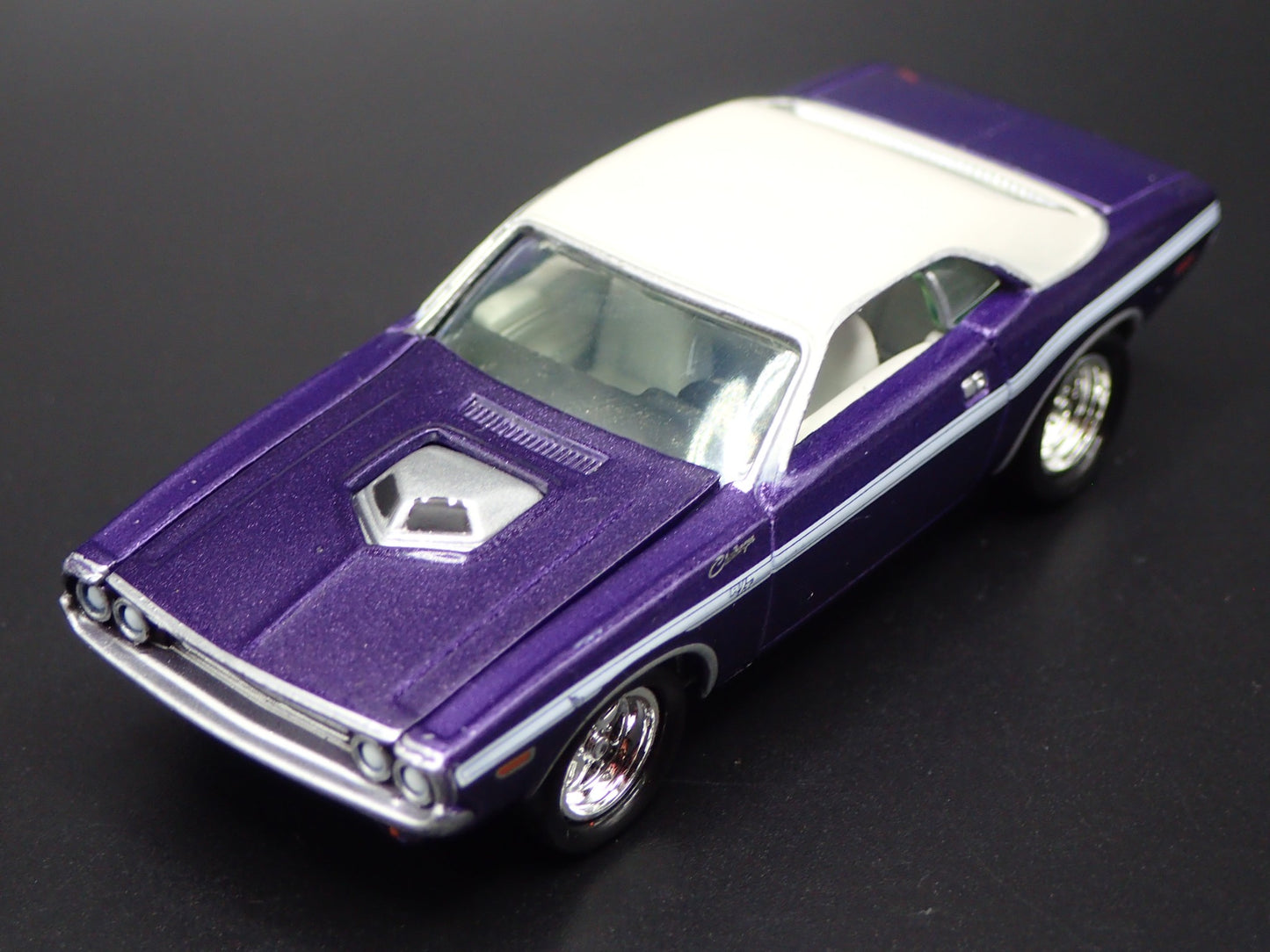 1970 70 DODGE CHALLENGER R/T PURPLE 1:64 SCALE COLLECTIBLE DIECAST MODEL CAR