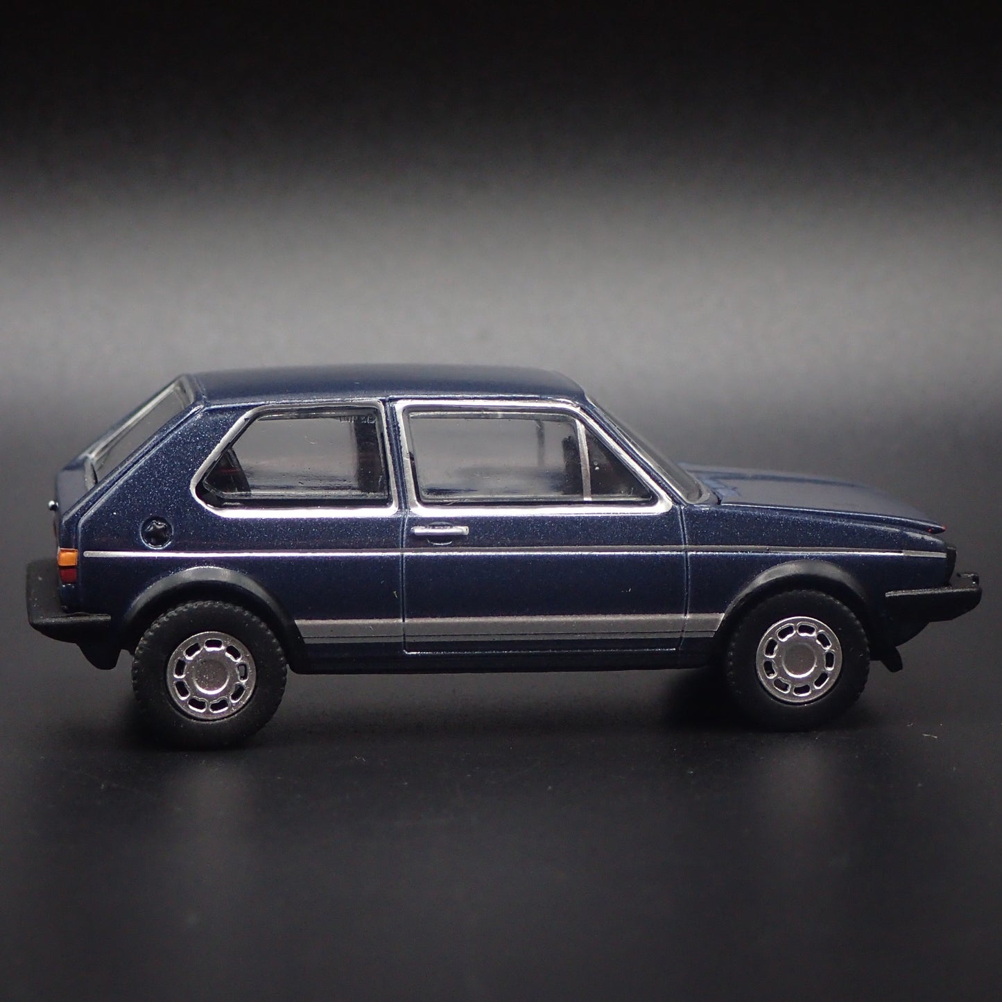 1983 83 VW VOLKSWAGEN GOLF GTI MK1 BLUE 1:64 SCALE DIORAMA DIECAST MODEL CAR