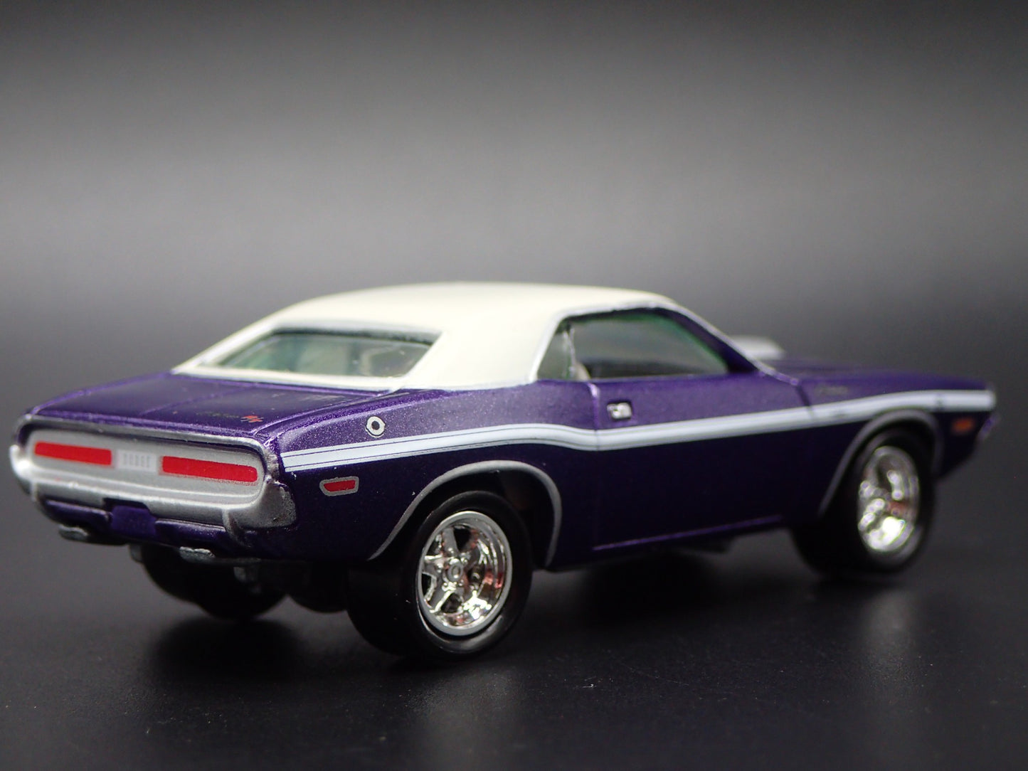 1970 70 DODGE CHALLENGER R/T PURPLE 1:64 SCALE COLLECTIBLE DIECAST MODEL CAR