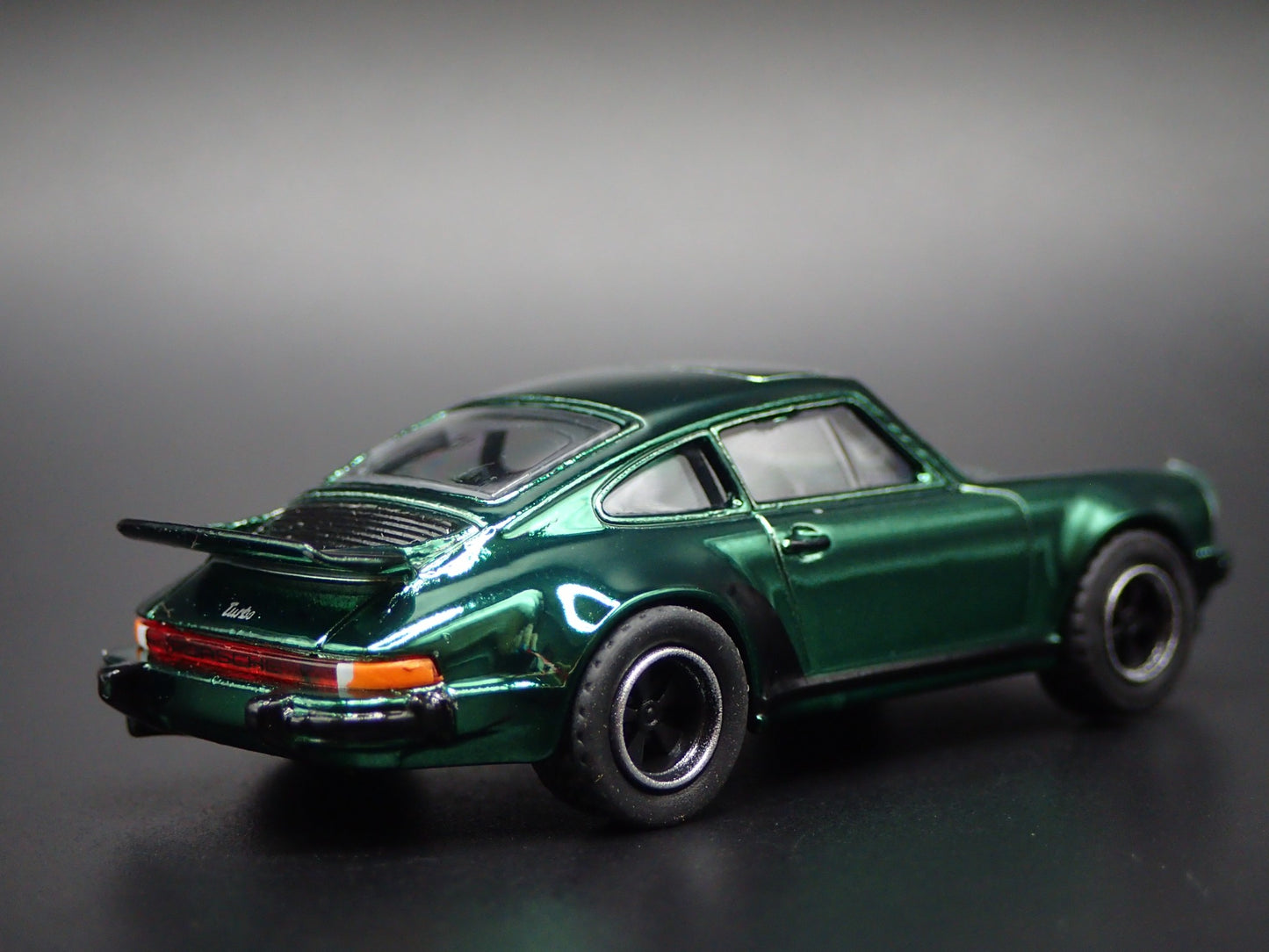 1978-1983 PORSCHE 911 930 TURBO GREEN 1:64 SCALE DIORAMA DIECAST MODEL CAR