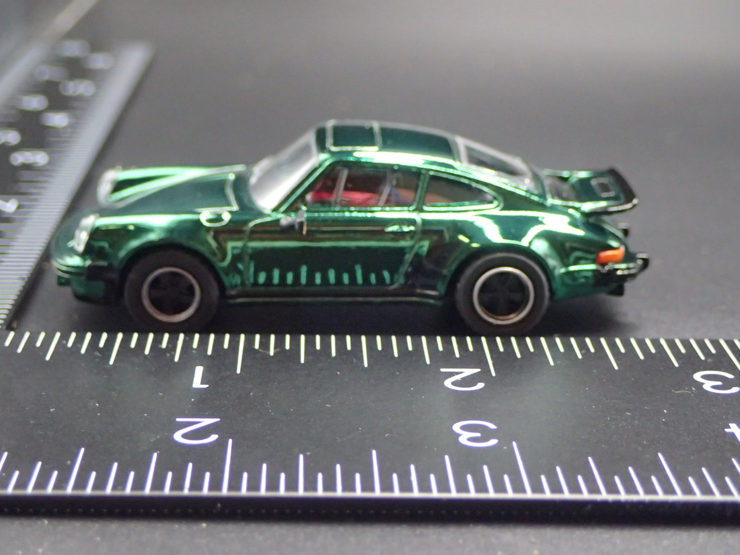 1978-1983 PORSCHE 911 930 TURBO GREEN 1:64 SCALE DIORAMA DIECAST MODEL CAR