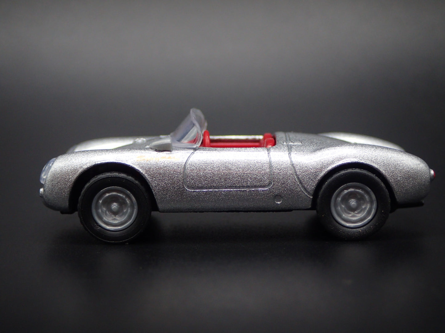 1953-1956 PORSCHE 550 SPYDER 1:64 SCALE COLLECTIBLE DIORAMA DIECAST MODEL CAR