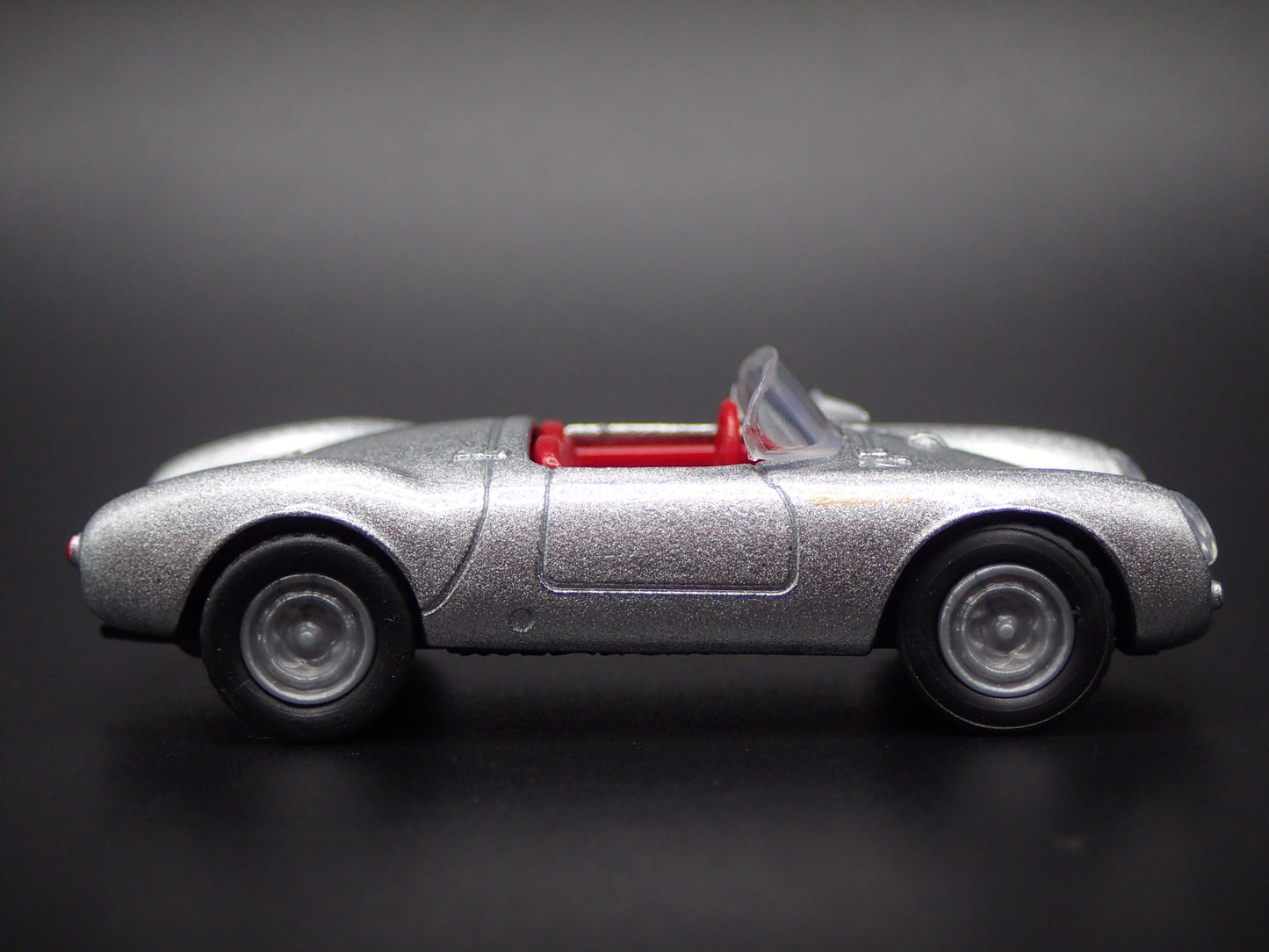 1953-1956 PORSCHE 550 SPYDER 1:64 SCALE COLLECTIBLE DIORAMA DIECAST MODEL CAR