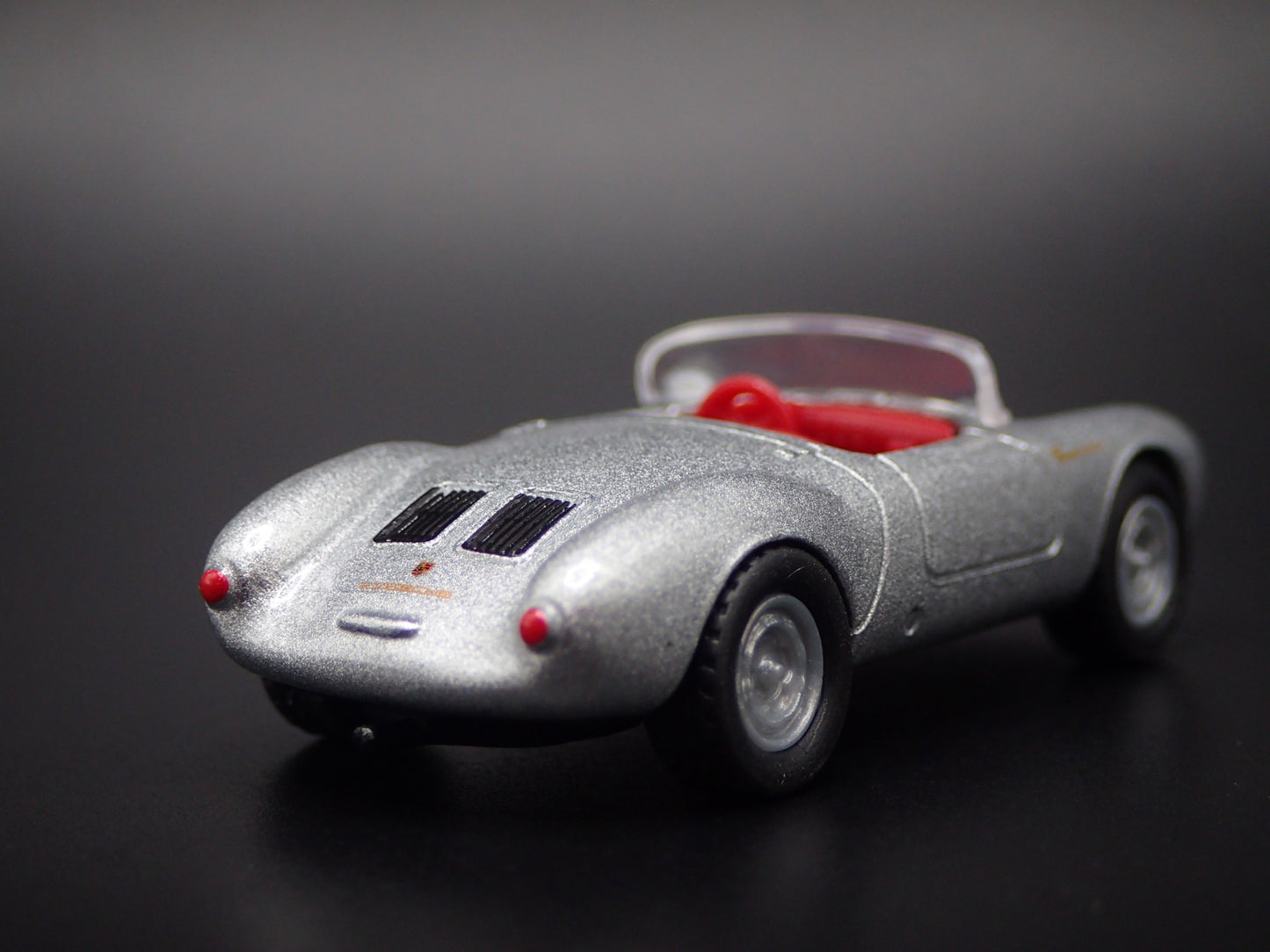 1953-1956 PORSCHE 550 SPYDER 1:64 SCALE COLLECTIBLE DIORAMA DIECAST MODEL CAR