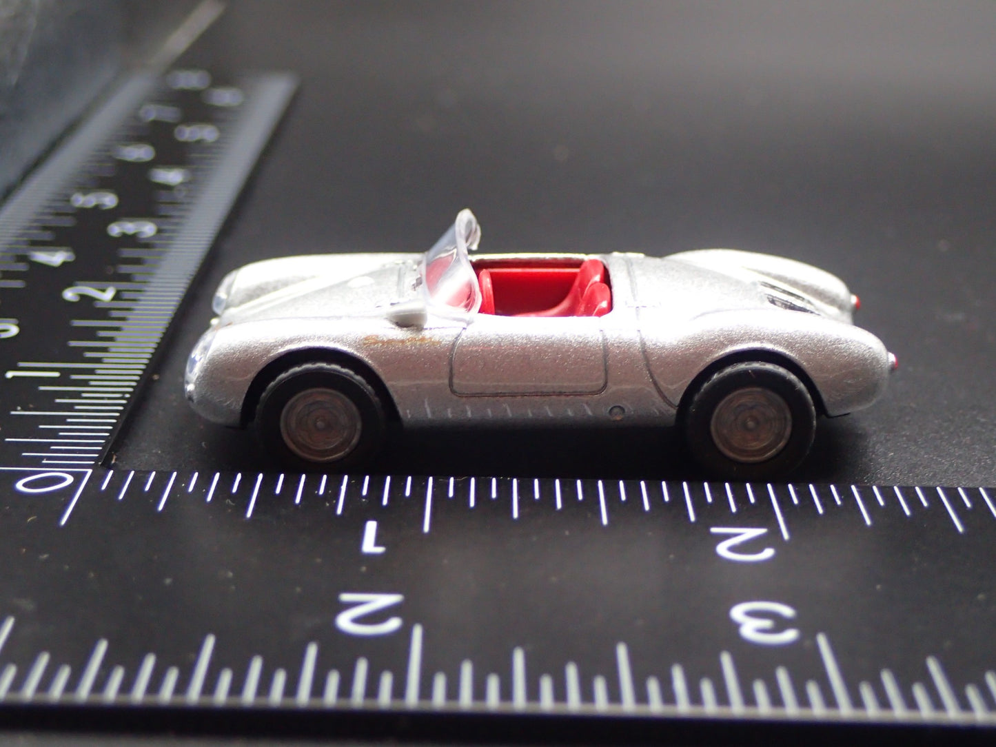 1953-1956 PORSCHE 550 SPYDER 1:64 SCALE COLLECTIBLE DIORAMA DIECAST MODEL CAR
