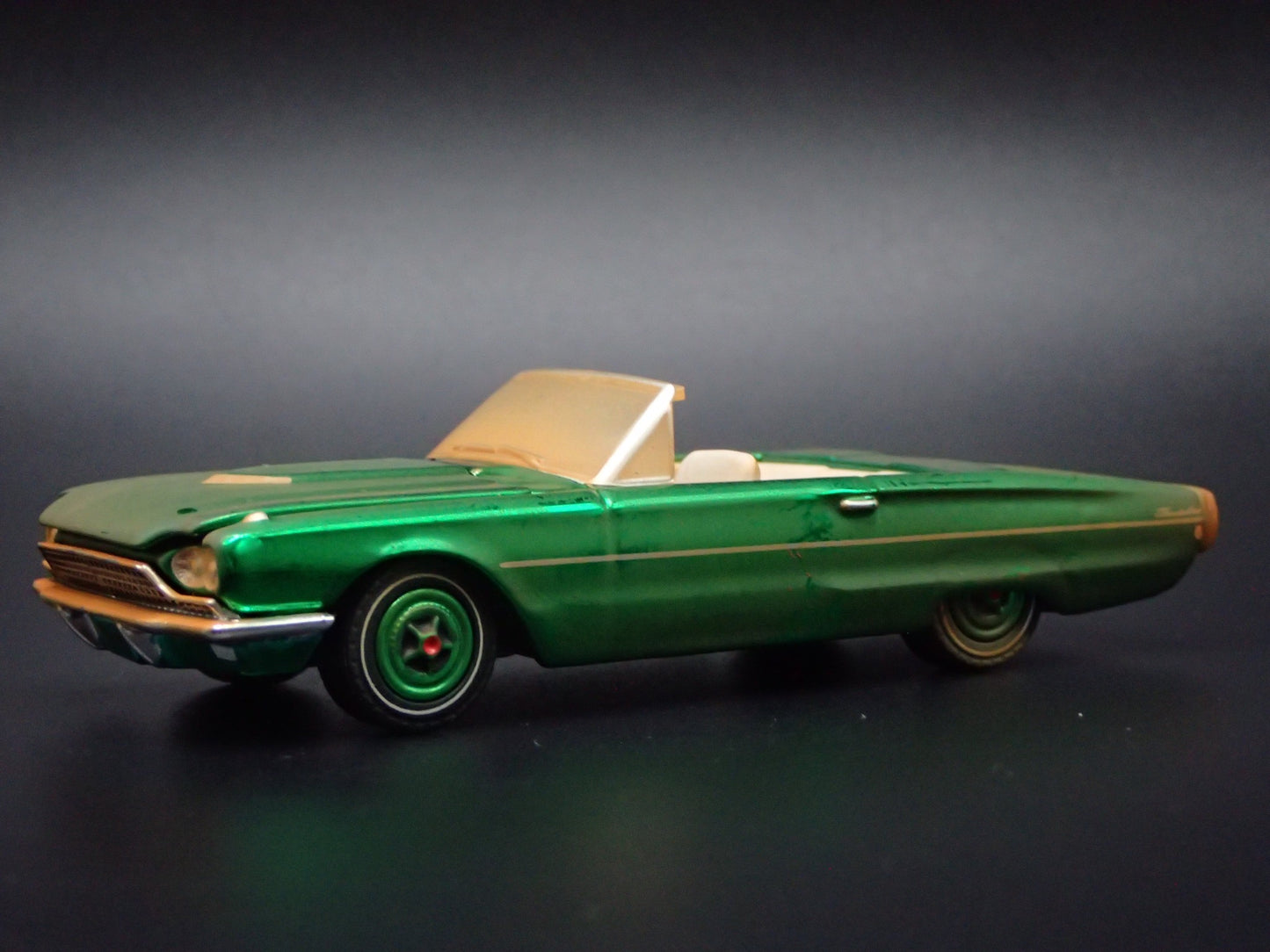 1966 66 FORD THUNDERBIRD TBIRD CONVERTIBLE 1:64 SCALE DIORAMA DIECAST MODEL CAR