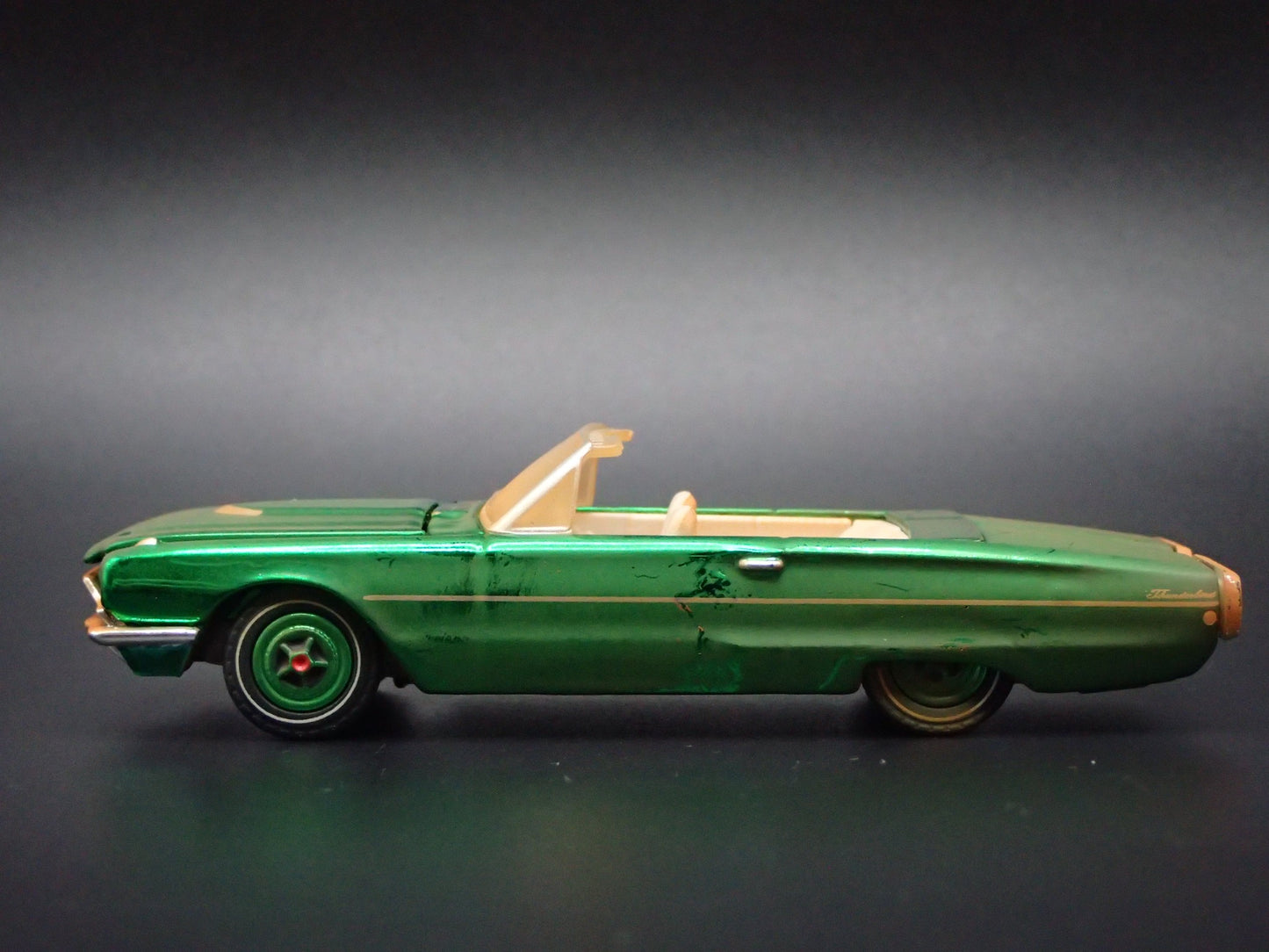 1966 66 FORD THUNDERBIRD TBIRD CONVERTIBLE 1:64 SCALE DIORAMA DIECAST MODEL CAR