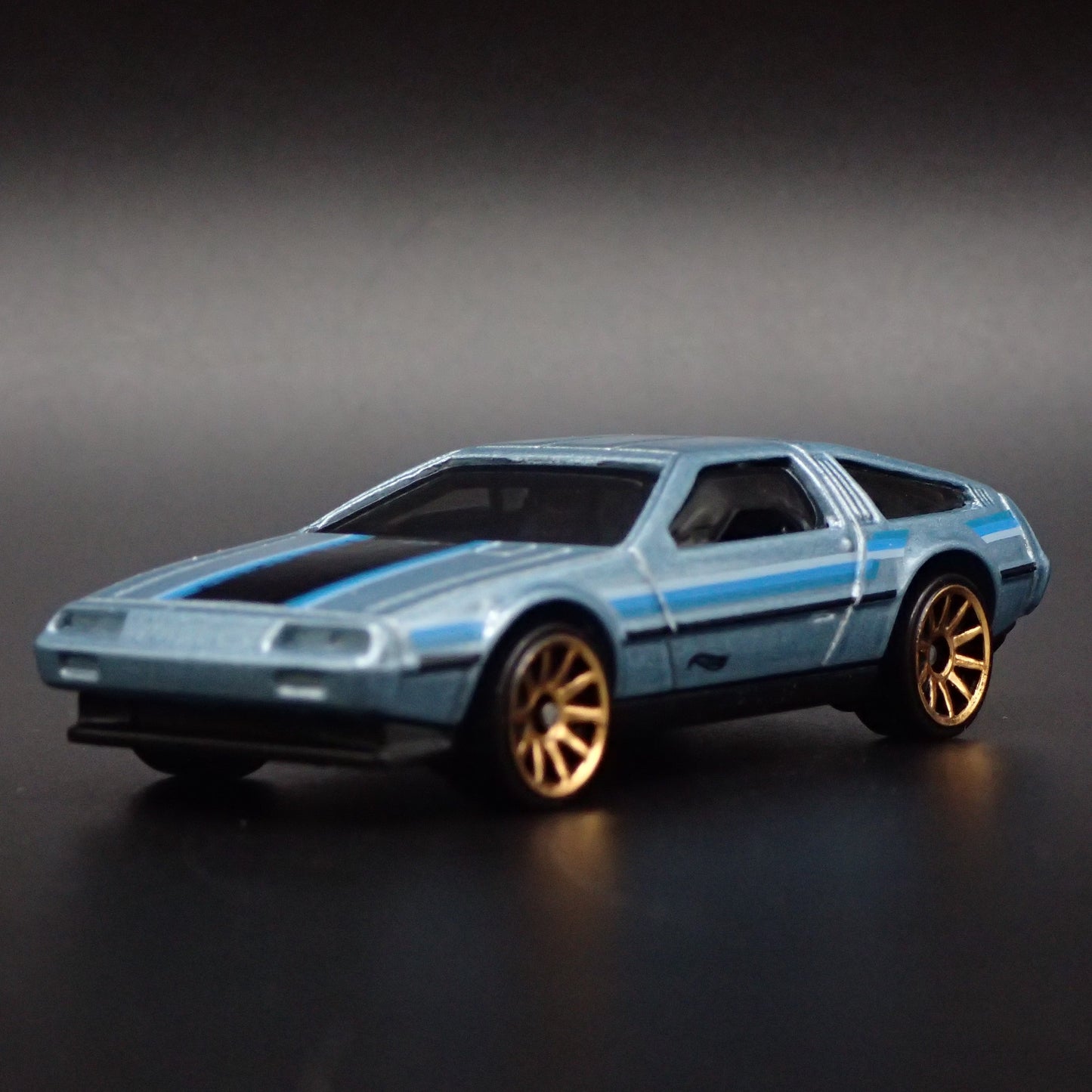 1981-1983 DMC DELOREAN BLUE 1:64 SCALE COLLECTIBLE DIORAMA DIECAST MODEL CAR