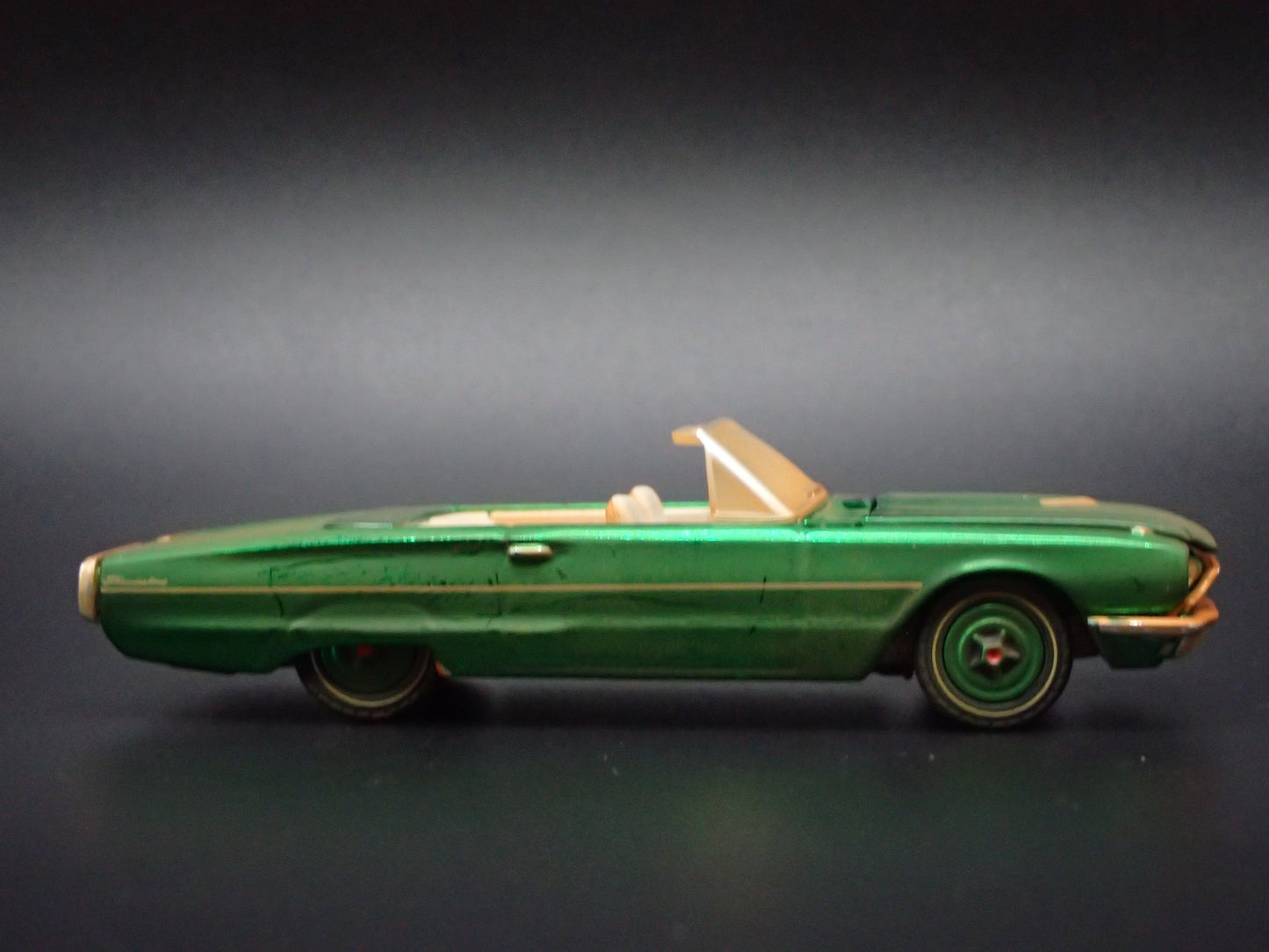 1966 66 FORD THUNDERBIRD TBIRD CONVERTIBLE 1:64 SCALE DIORAMA DIECAST MODEL CAR