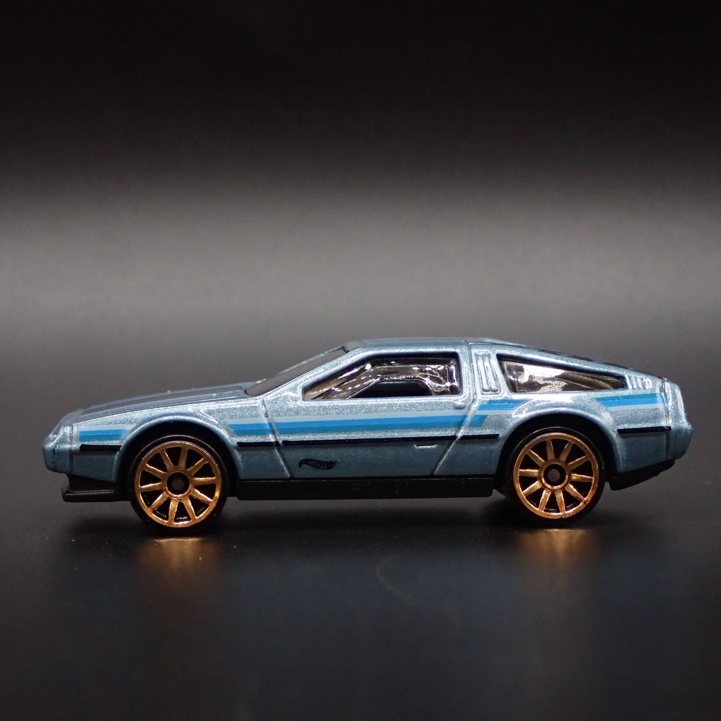1981-1983 DMC DELOREAN BLUE 1:64 SCALE COLLECTIBLE DIORAMA DIECAST MODEL CAR
