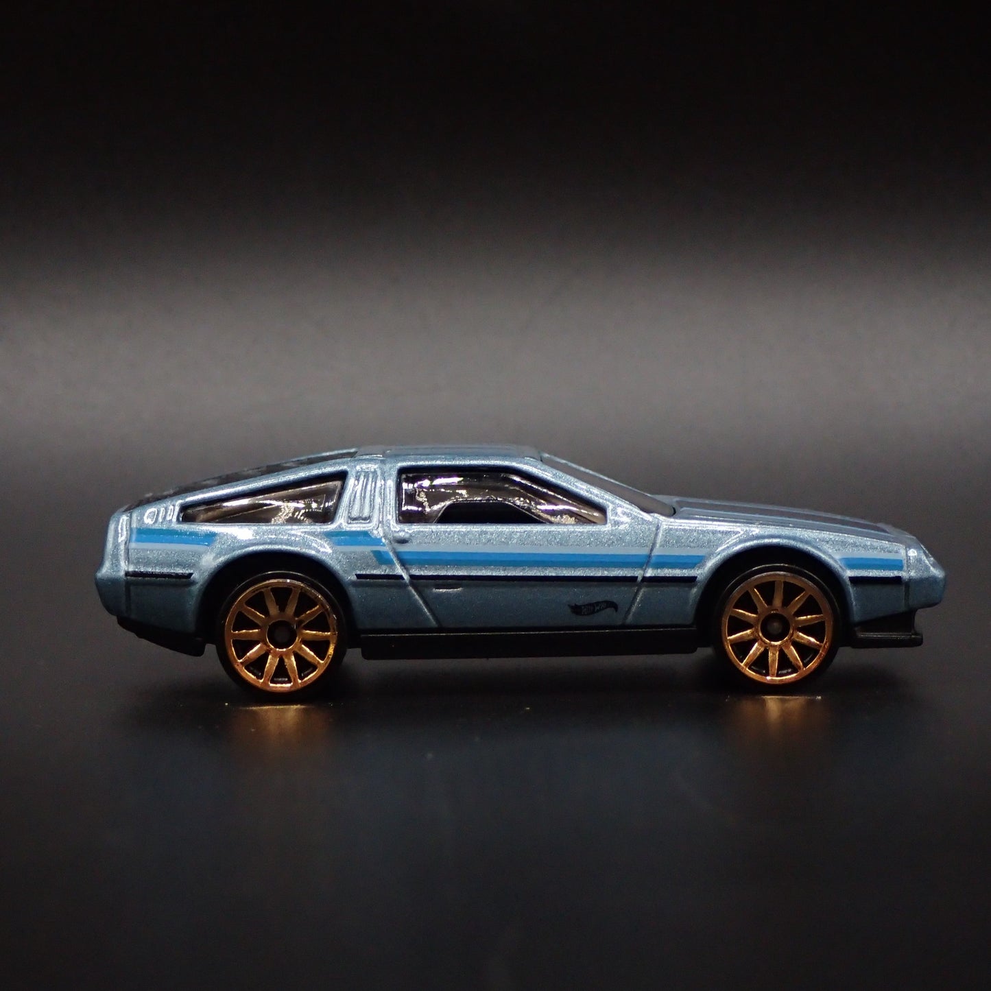1981-1983 DMC DELOREAN BLUE 1:64 SCALE COLLECTIBLE DIORAMA DIECAST MODEL CAR