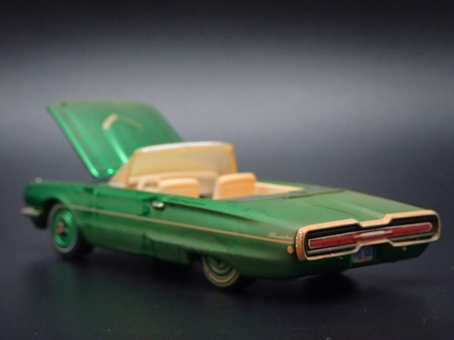 1966 66 FORD THUNDERBIRD TBIRD CONVERTIBLE 1:64 SCALE DIORAMA DIECAST MODEL CAR