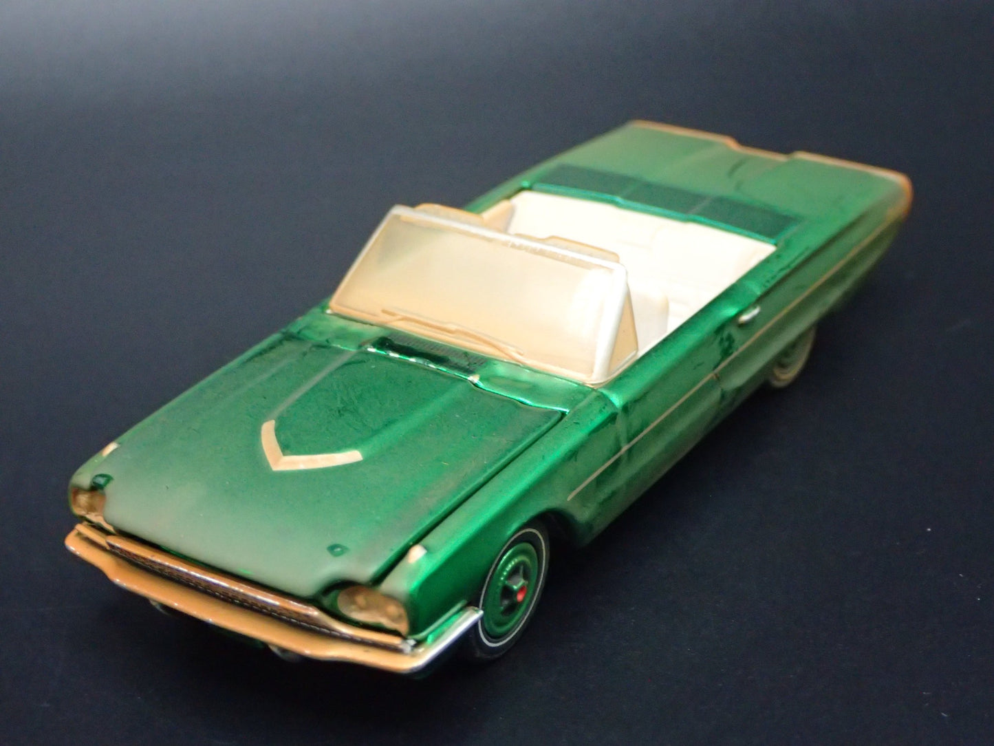 1966 66 FORD THUNDERBIRD TBIRD CONVERTIBLE 1:64 SCALE DIORAMA DIECAST MODEL CAR