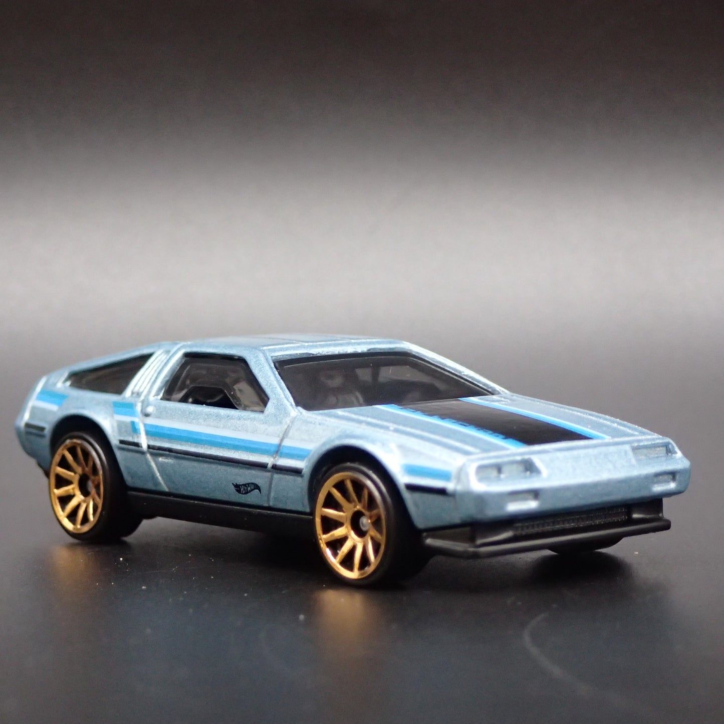 1981-1983 DMC DELOREAN BLUE 1:64 SCALE COLLECTIBLE DIORAMA DIECAST MODEL CAR