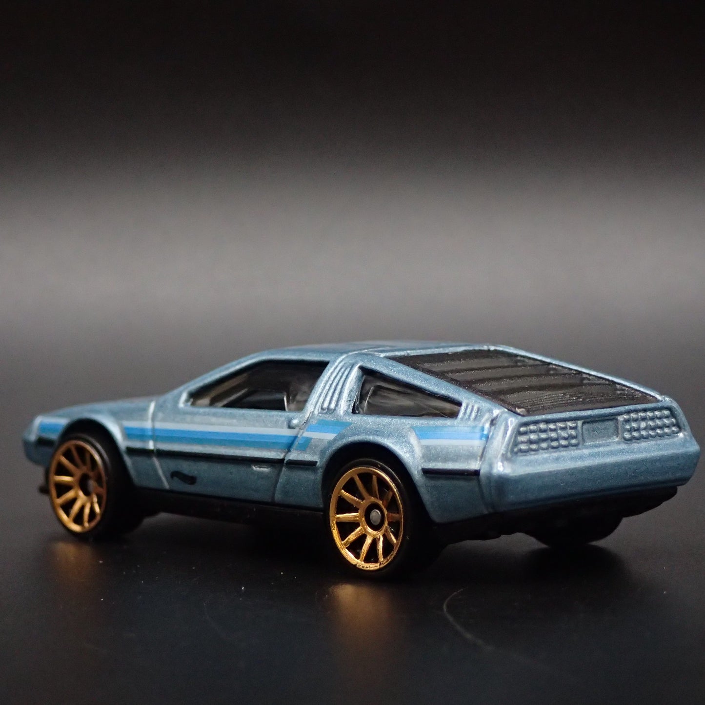 1981-1983 DMC DELOREAN BLUE 1:64 SCALE COLLECTIBLE DIORAMA DIECAST MODEL CAR