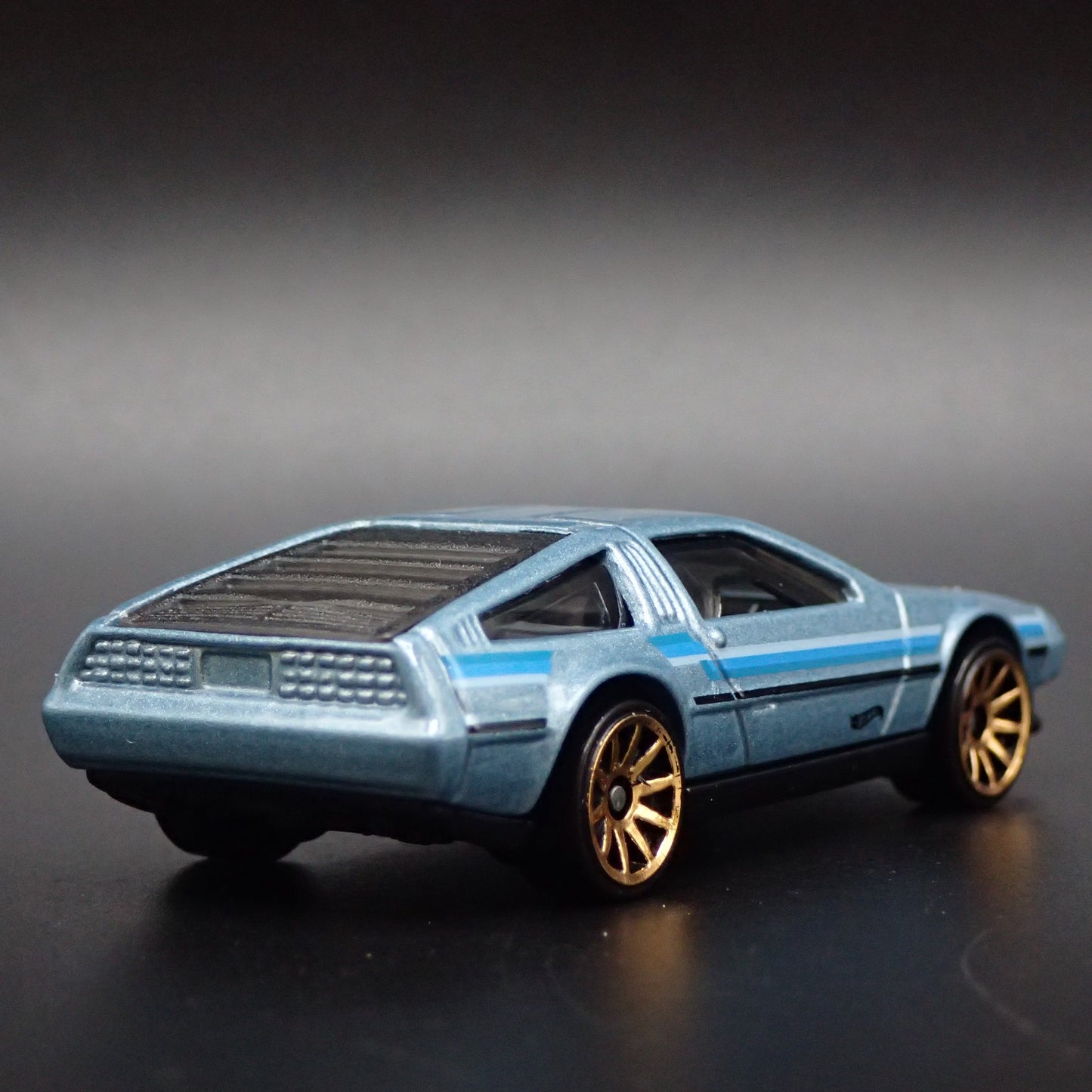 1981-1983 DMC DELOREAN BLUE 1:64 SCALE COLLECTIBLE DIORAMA DIECAST MODEL CAR